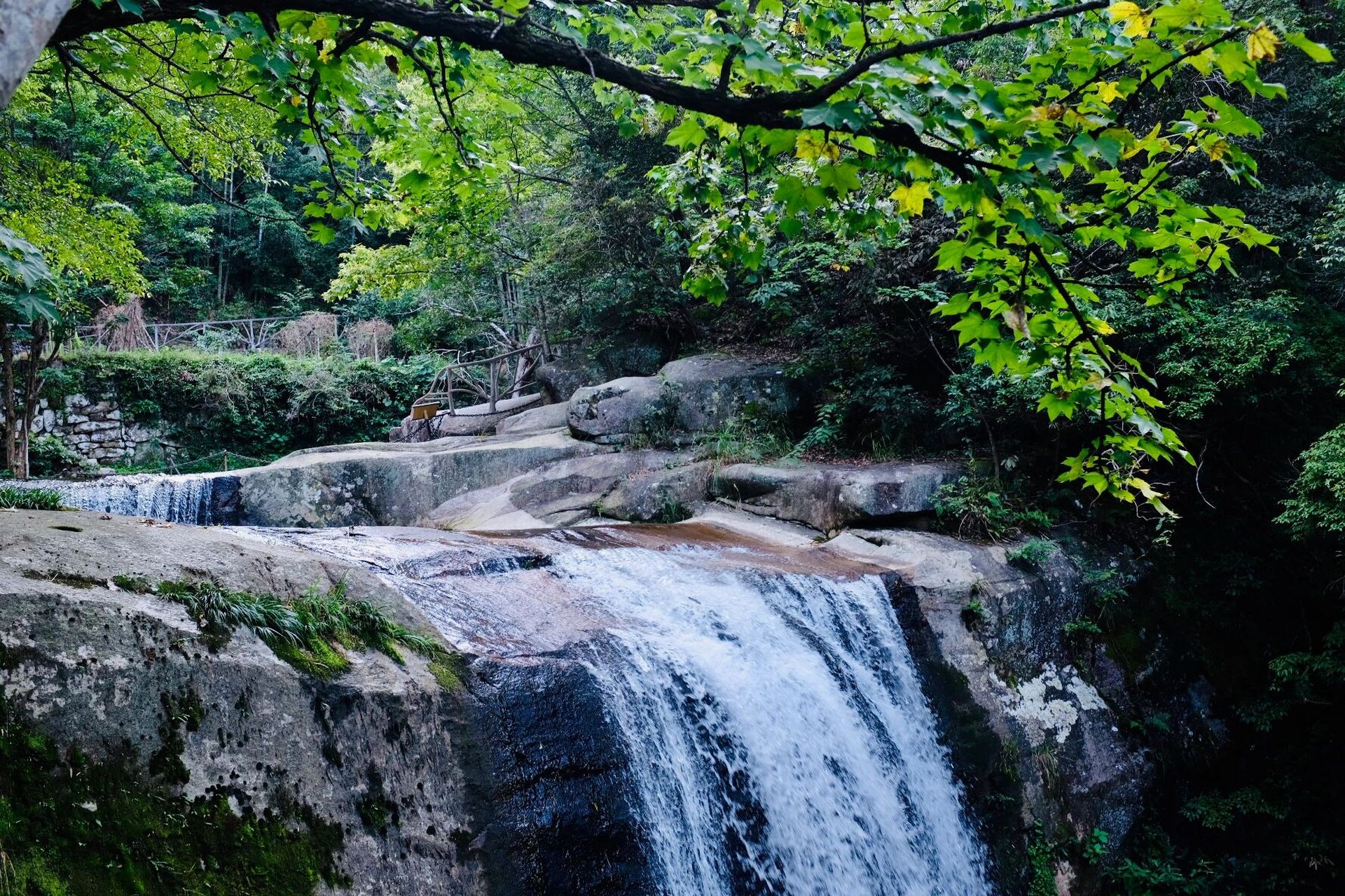 石梁飞瀑老年人友好的隐藏入口 精神天台山人隔了三个月又来了,分享带