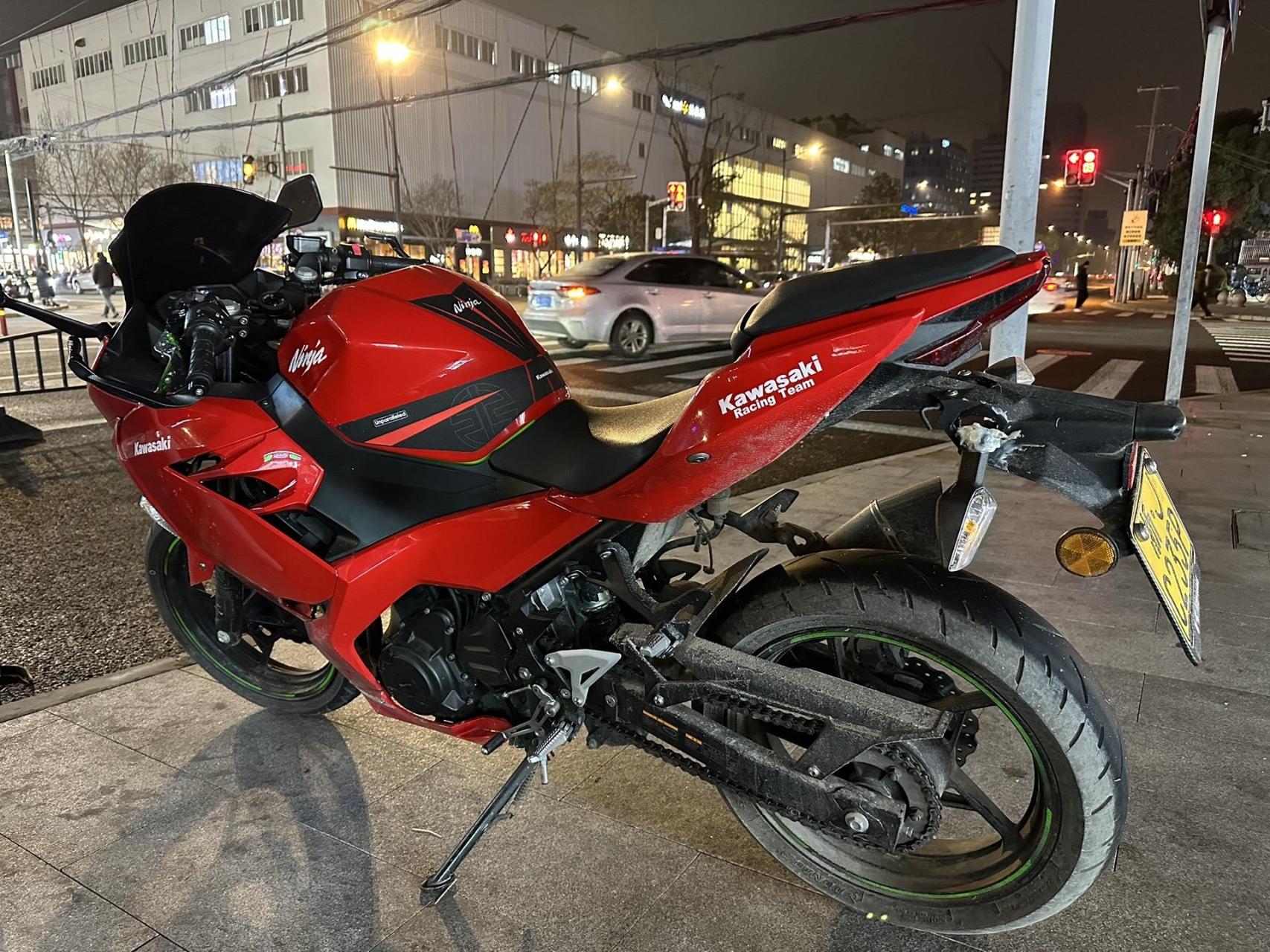 最喜欢的一辆摩托车做结尾,红色的川崎是真好看啊