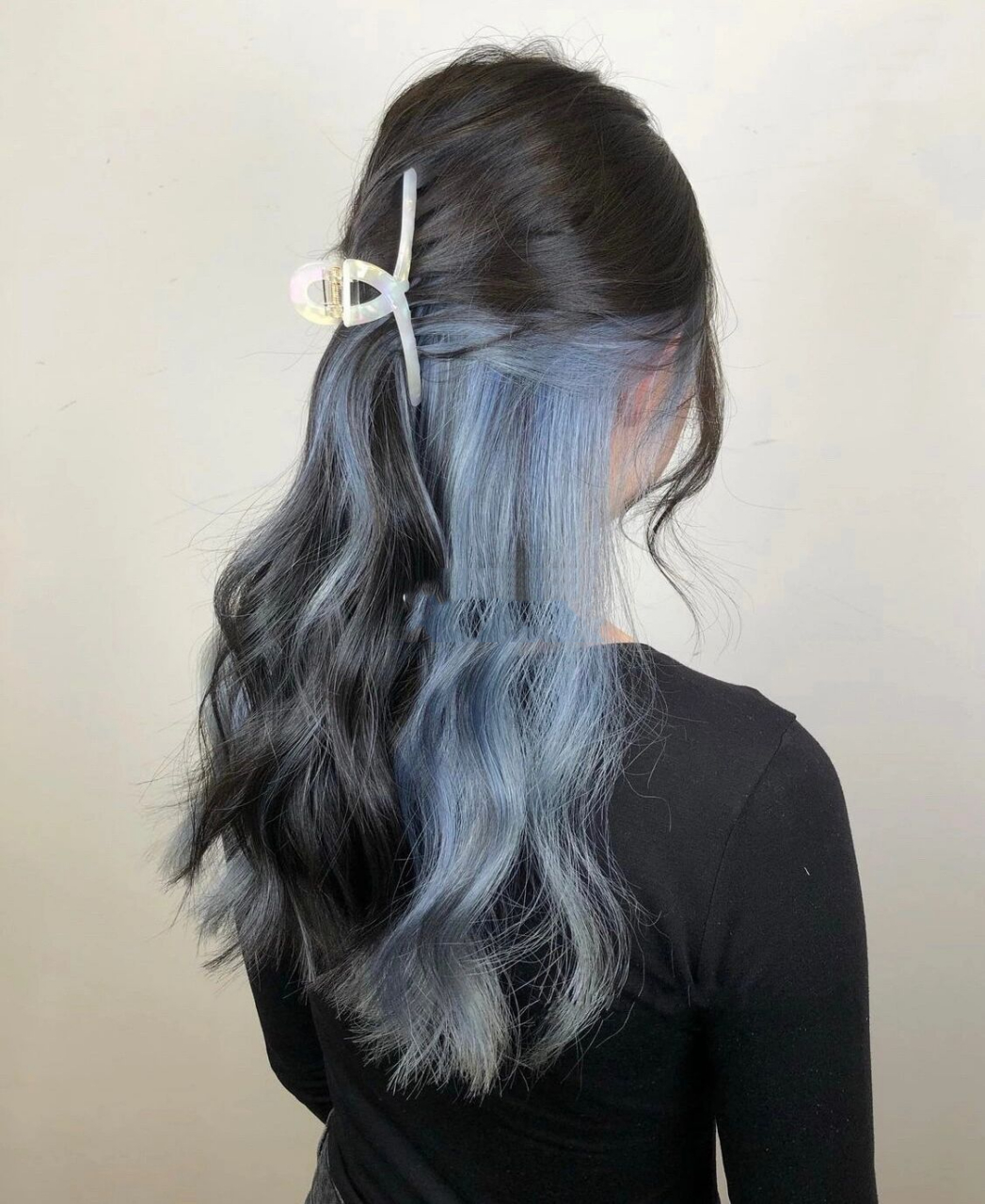 蓝灰色挂耳染,反复让我欣赏几万遍,太爱了      发色:黑灰色搭配雾霾