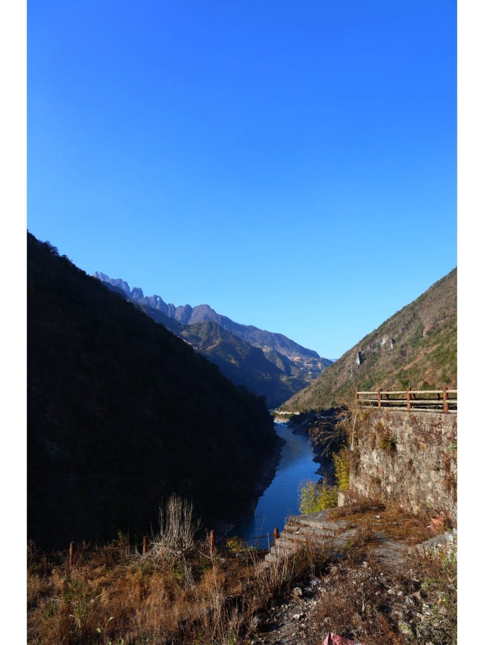 怒江大峡谷-石月亮 在高黎贡山山脉中段3300米的峰巅,有一巨大的