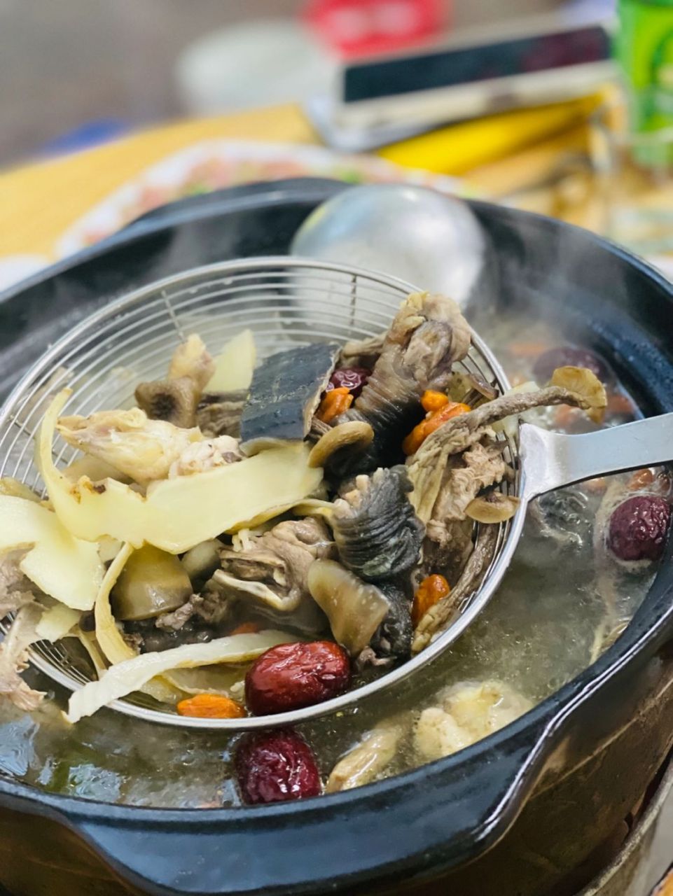 甲鱼鸡煲 入冬最爱鸡煲 当鸡煲遇上甲鱼~大补哈哈哈 另外还有生蚝