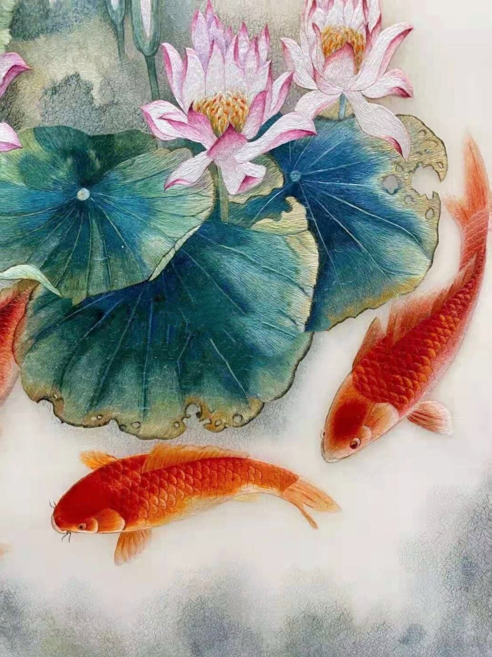 [ 单面绣 ]苏绣作品《莲池鱼戏图》一动一静 用包头绣做荷花,艳色少许
