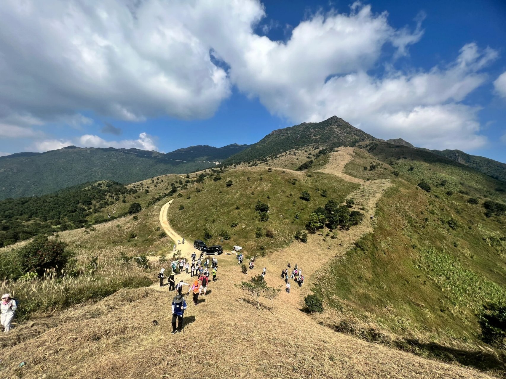 大南山 秋日的大南山很温暖蓝天白云黄草坡今天吸引了一千人在这里