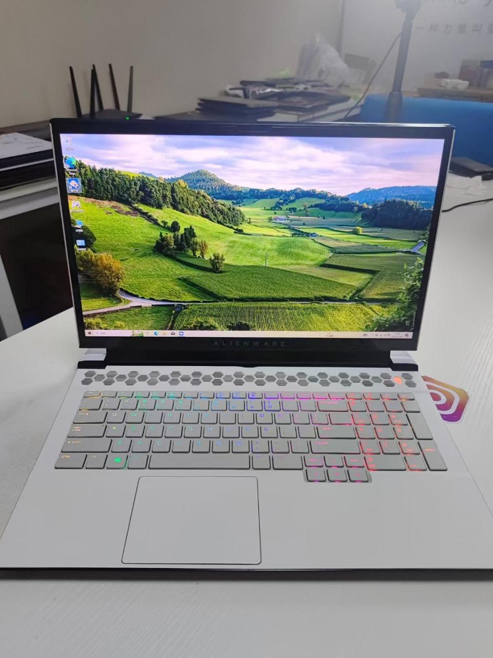 4777元,白色外星人m17r2大屏高配版游戏本.rtx2070 8g独显.