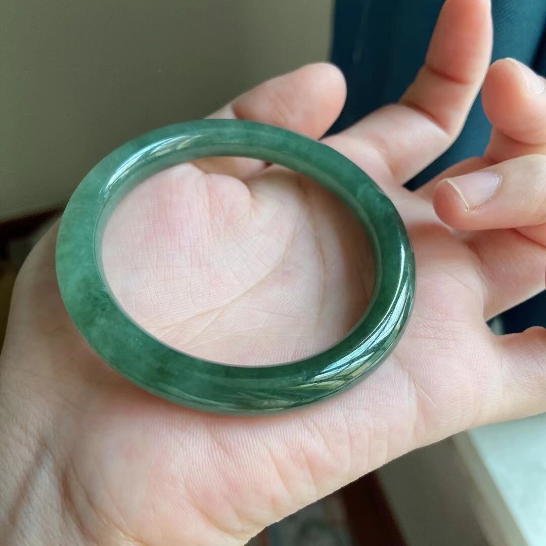 戴翡翠手镯可以转运吗(戴翡翠手镯可以转运吗女)