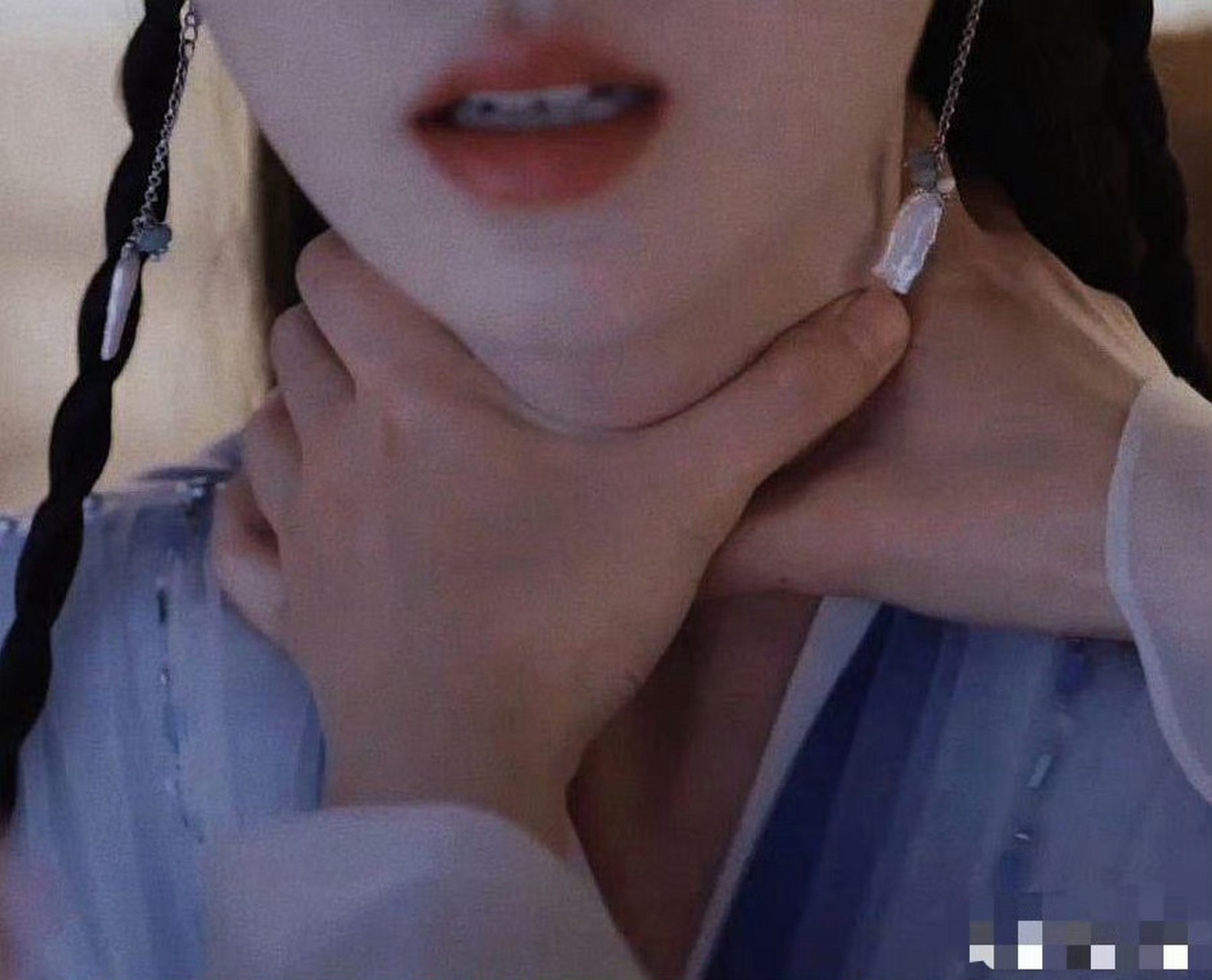 鞠婧祎的"掐脖子"戏表情有点夸张,还不如赵丽颖来得真实.