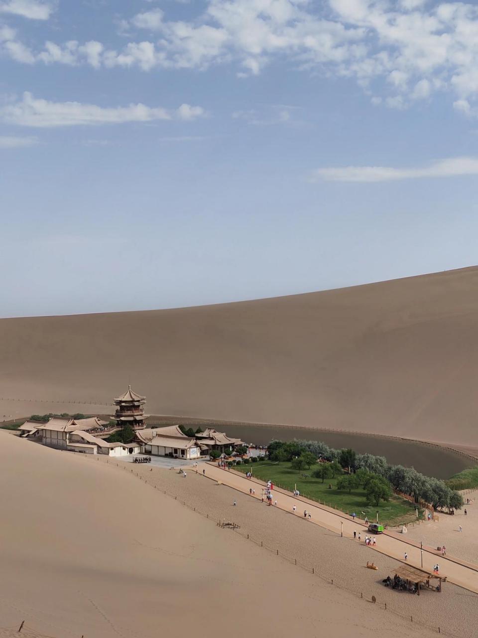 鸣沙山颠瞰月牙瑰丽的沙漠风光 敦煌 沙漠  风景