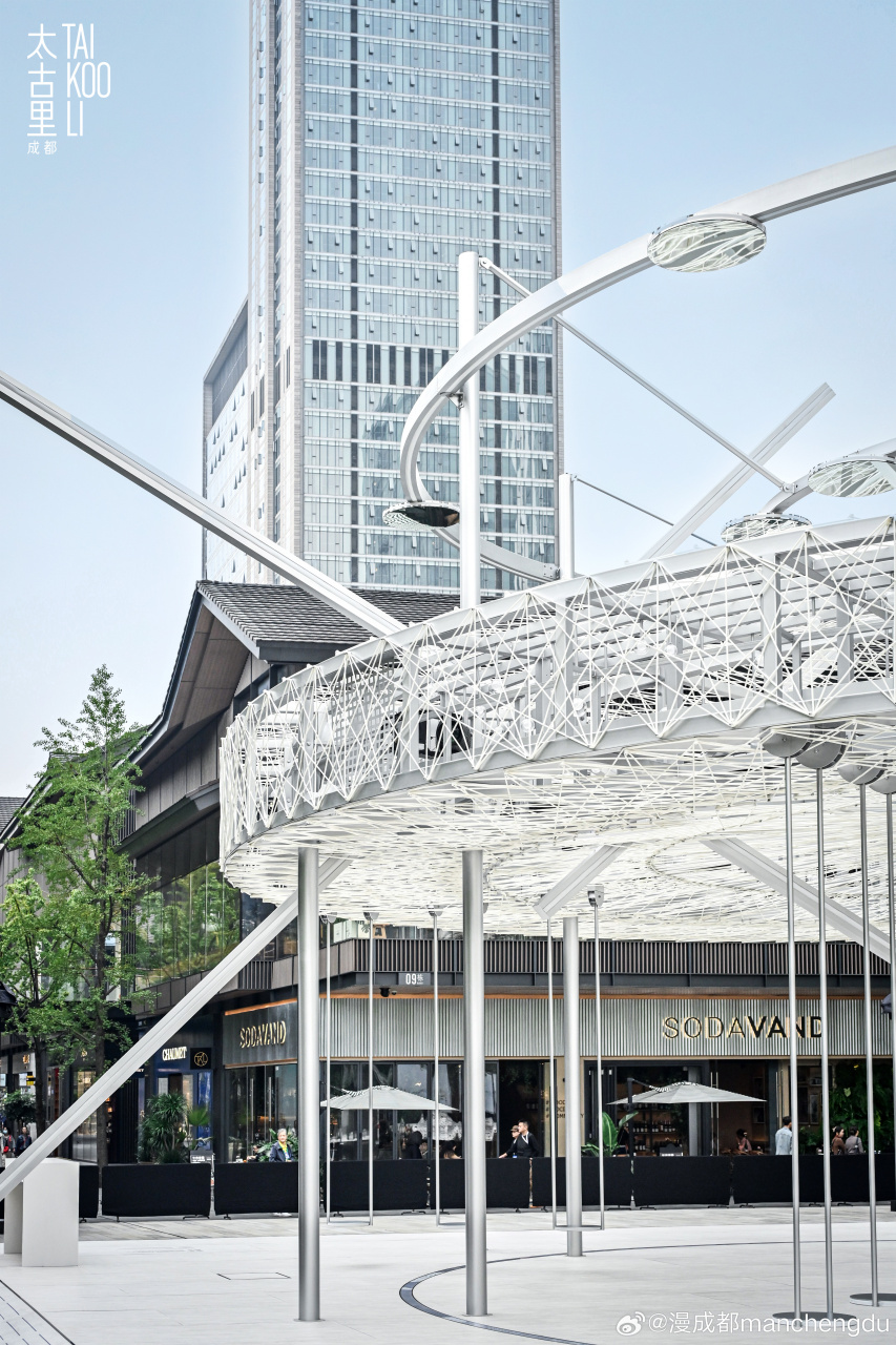 成都太古里秋季主题活动暨大型公共艺术装置"松弛"于漫广场正式启幕