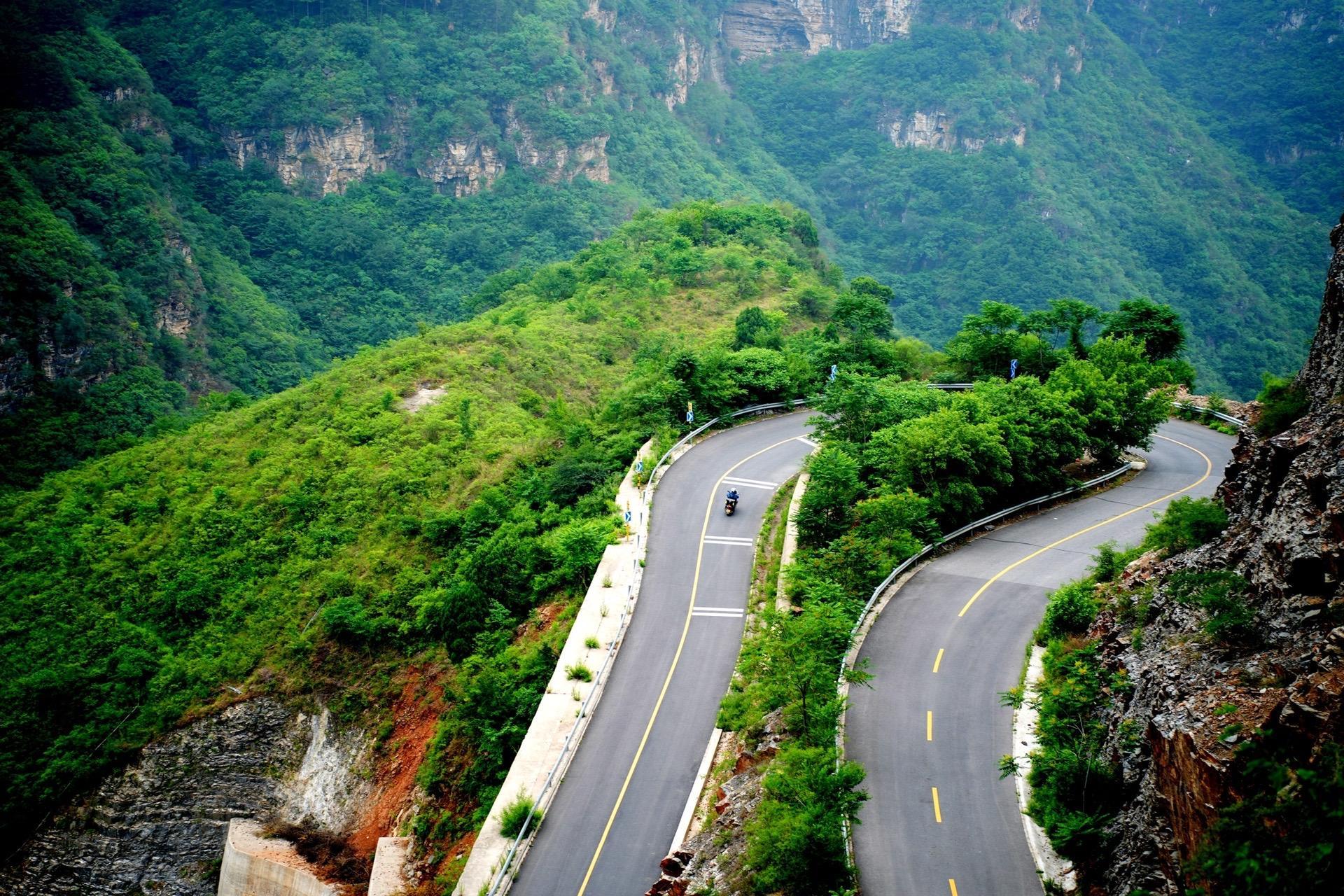 红井路可以说是房山区境内弯道最多,风景最美的山区公路,坡度大