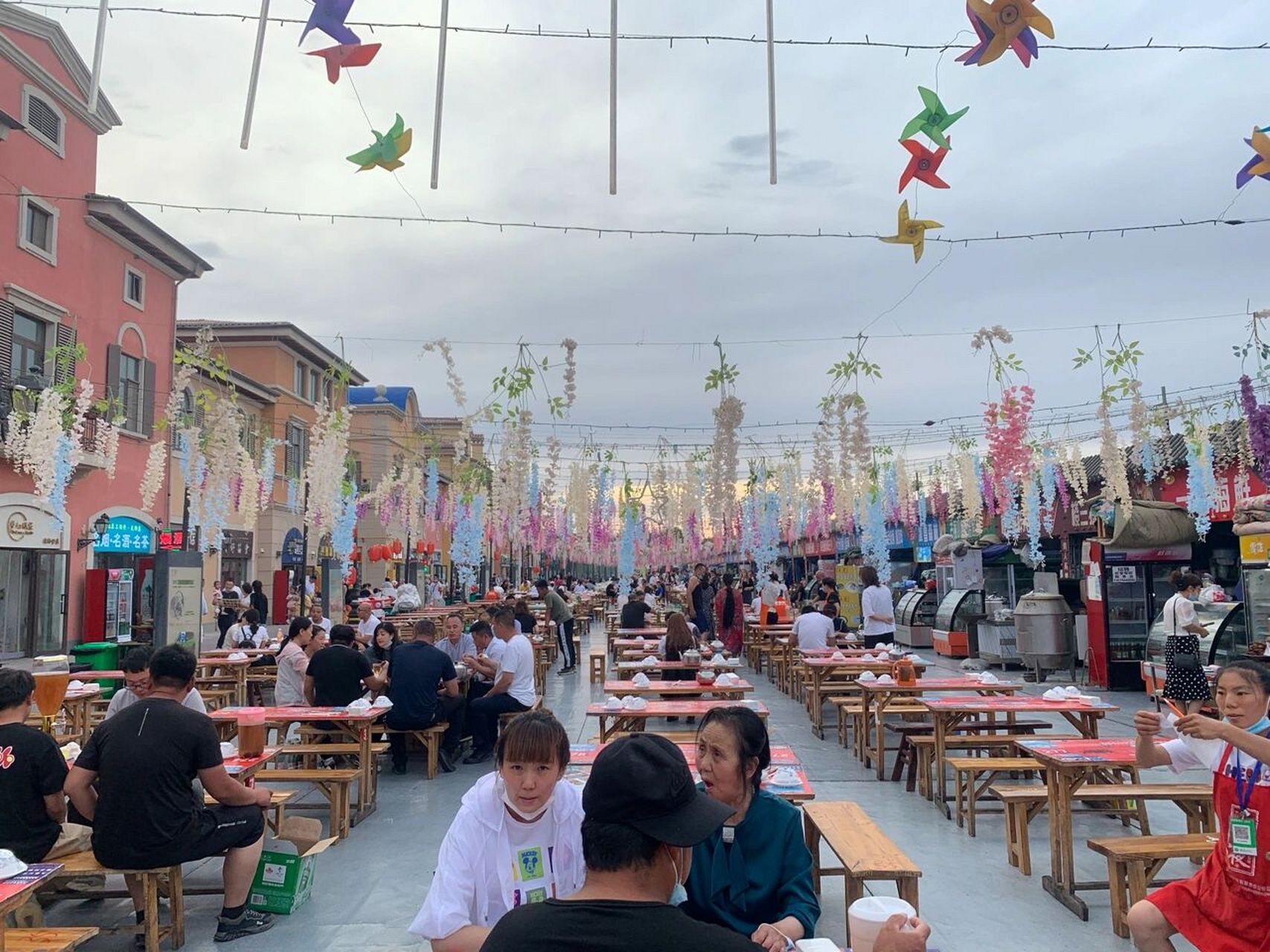 哈密夜市天花板,各种新疆美食一网打尽 好久没有回哈密,今天家人带我