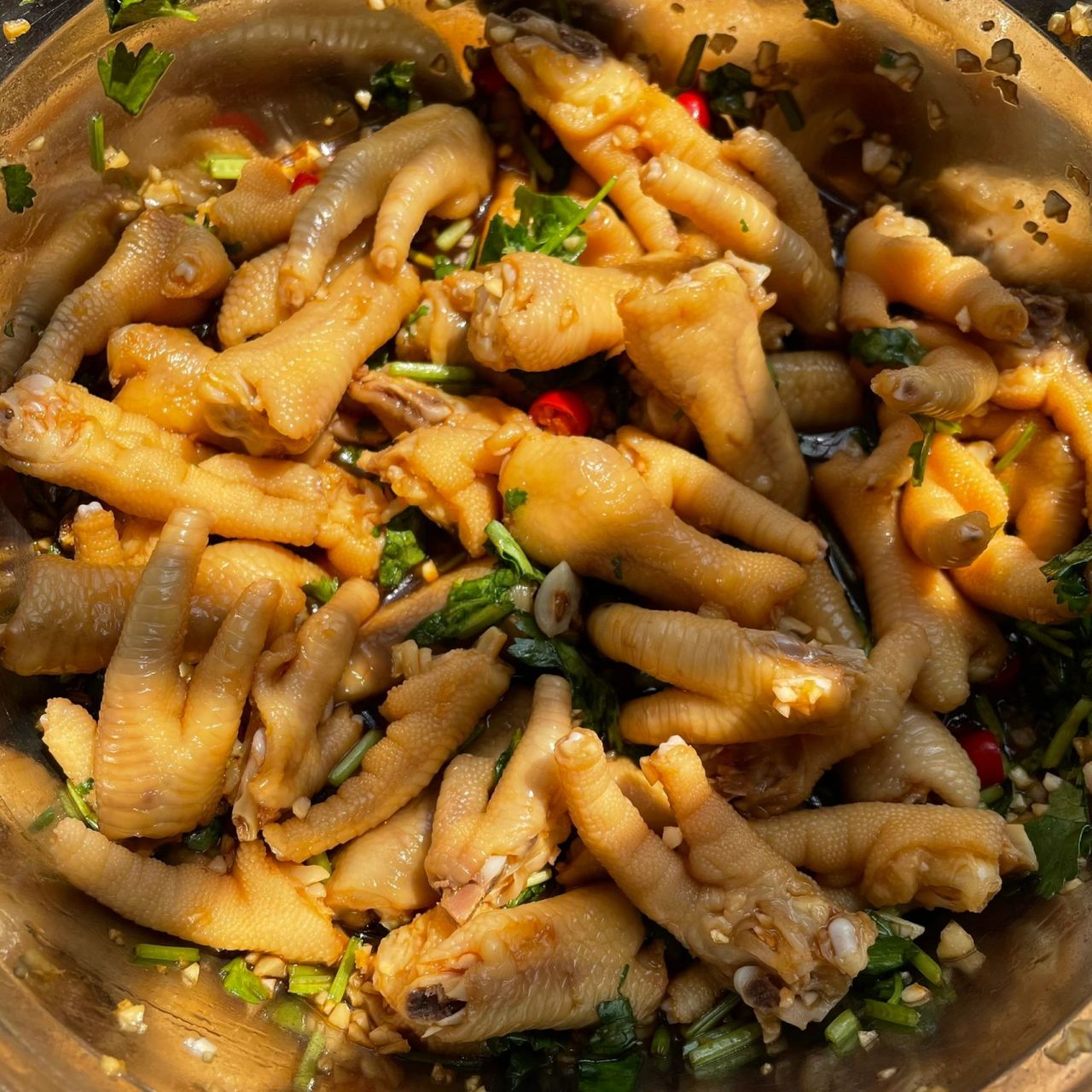 自制凉拌鸡爪 自给自足93 配料:1斤鸡脚 2勺酱油 半勺老抽(用来调色