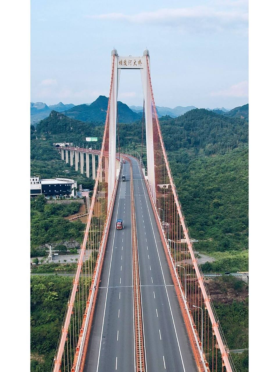 贵州桥梁奇迹之坝陵河大桥 坝陵河大桥位于贵州安顺市关岭布依族苗族