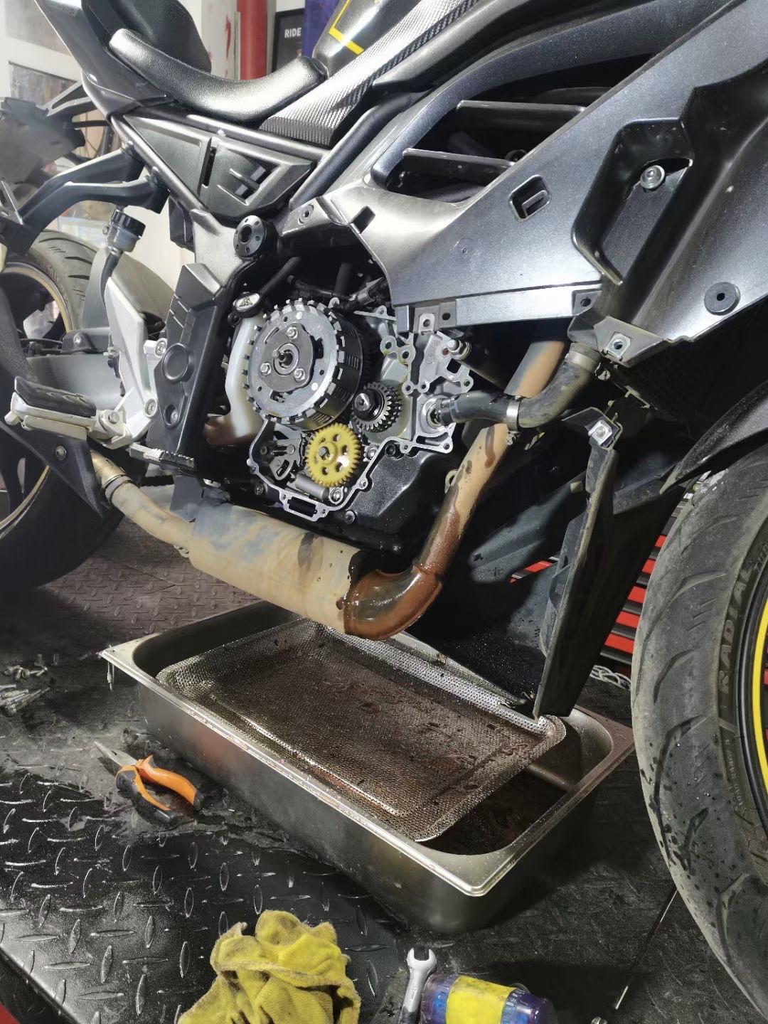 期间因为没有大灯照明,磕坏轮毂,自己车灯失灵nk250发动机爆缸图片