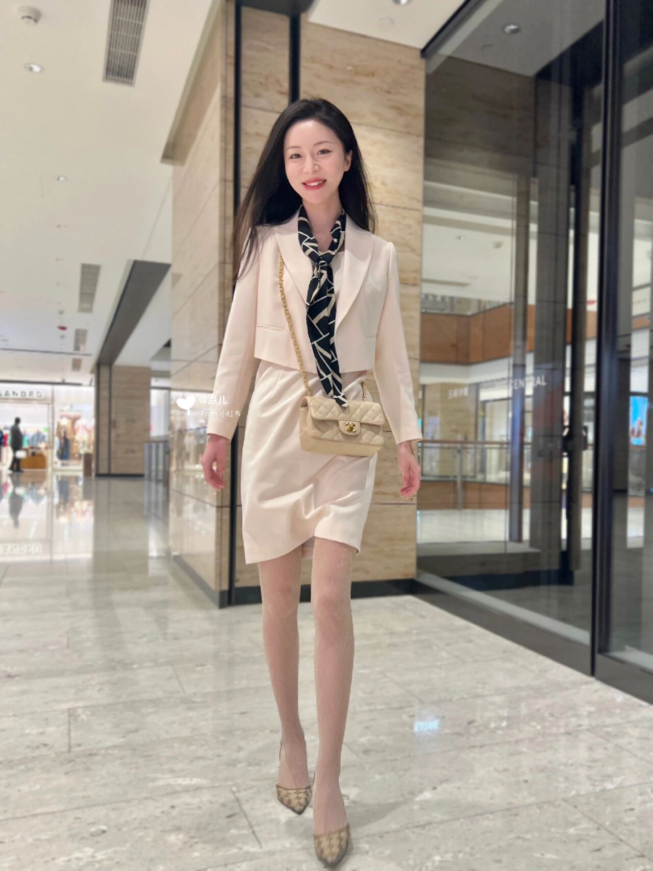 短款的米色西服外套搭配同色系的连衣裙是我在职场上屡试不爽的穿搭