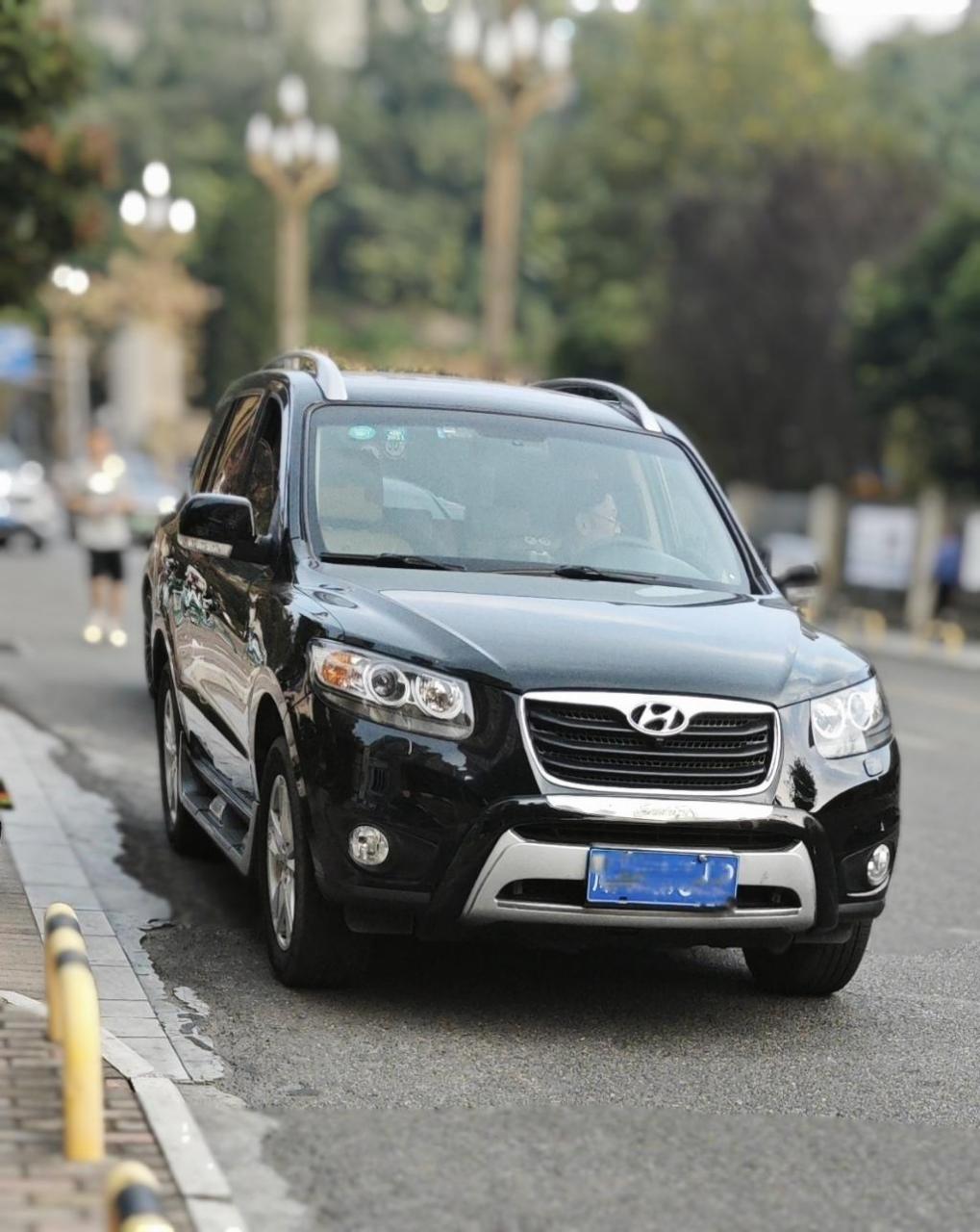 2013款北京现代进口的第二代胜达.