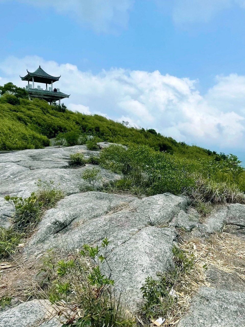 人挤人的新晋网红地"深圳千岛湖"|打鼓嶂 打鼓嶂又叫打鼓岭,海拔562米
