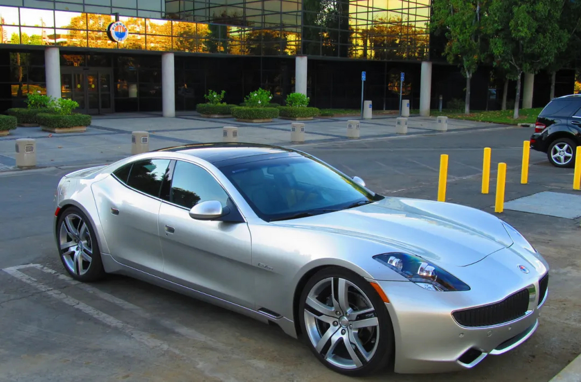 想当年,菲斯科,凭借式跑车fisker karma,风头一度盖过特斯拉.