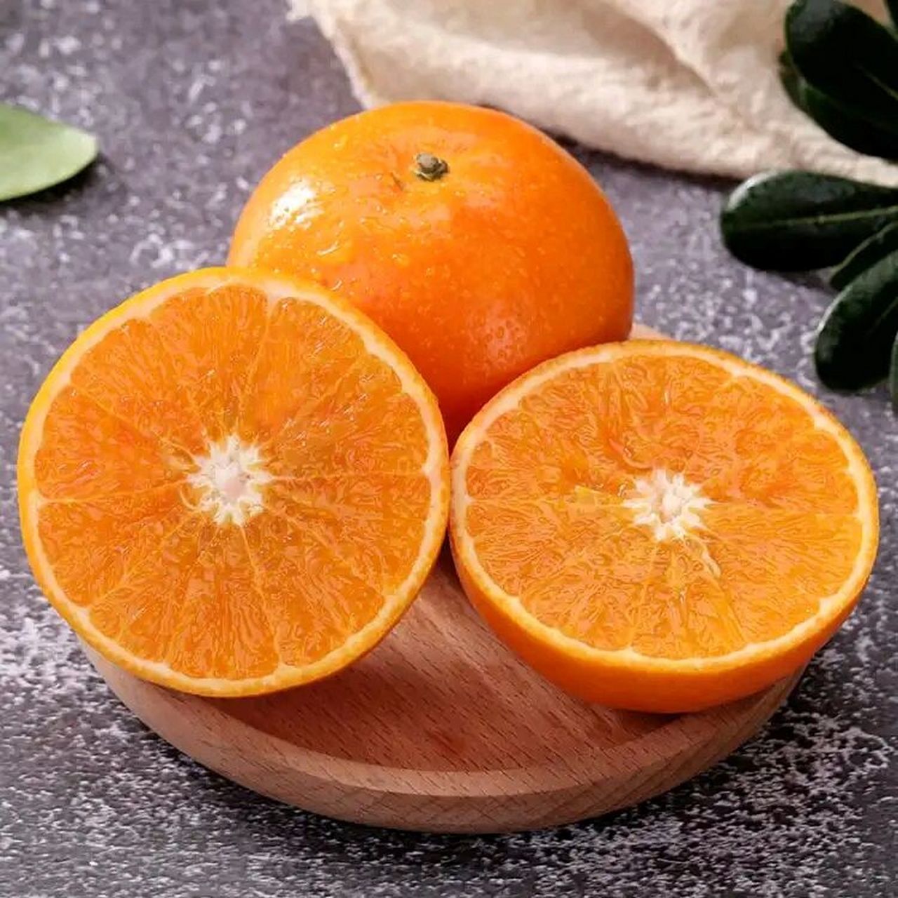 沃柑——橘子的外表  橙子的口感 沃柑(沃桔)是一个晚熟杂交柑桔品种