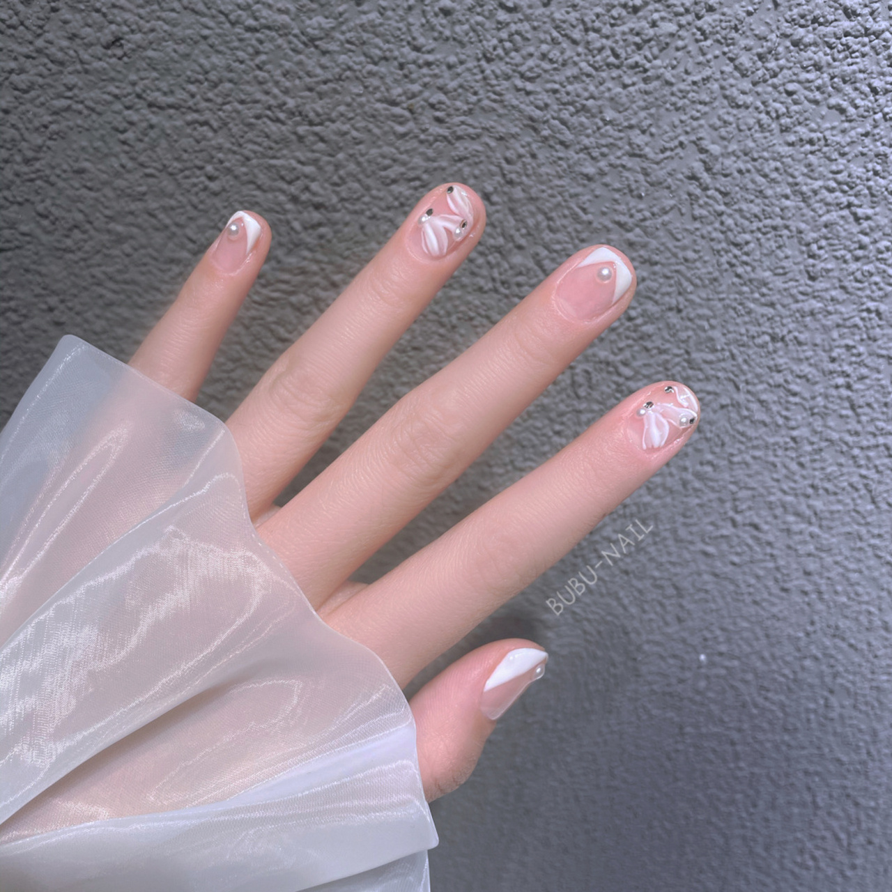 芭蕾舞鞋美甲|白色美甲|法式美甲 嗨喽呀宝宝们 今天给大家推荐一款