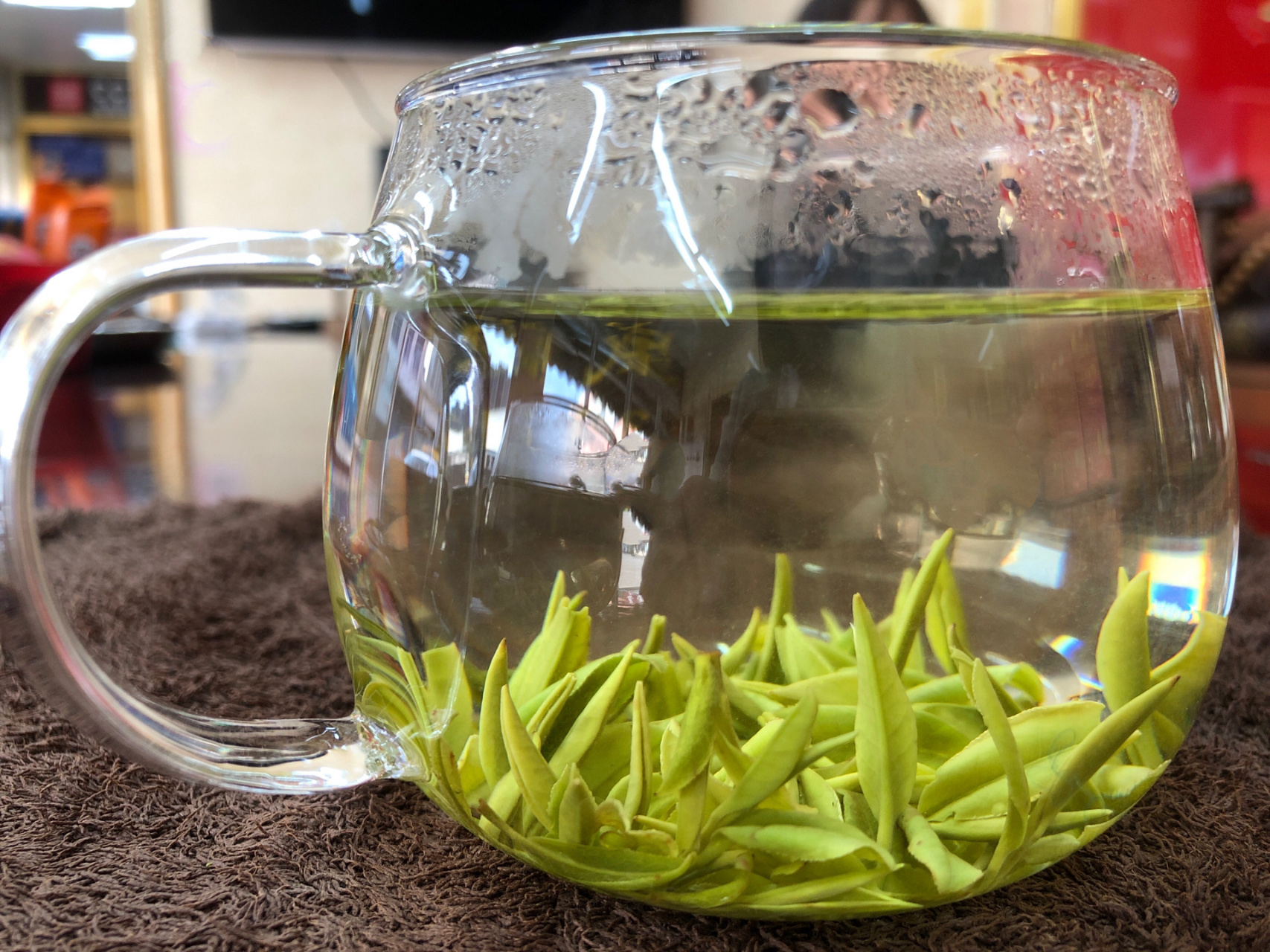 溧阳白茶也称天目湖白茶95 外形细秀略扁,色泽绿润,透显金黄;内质