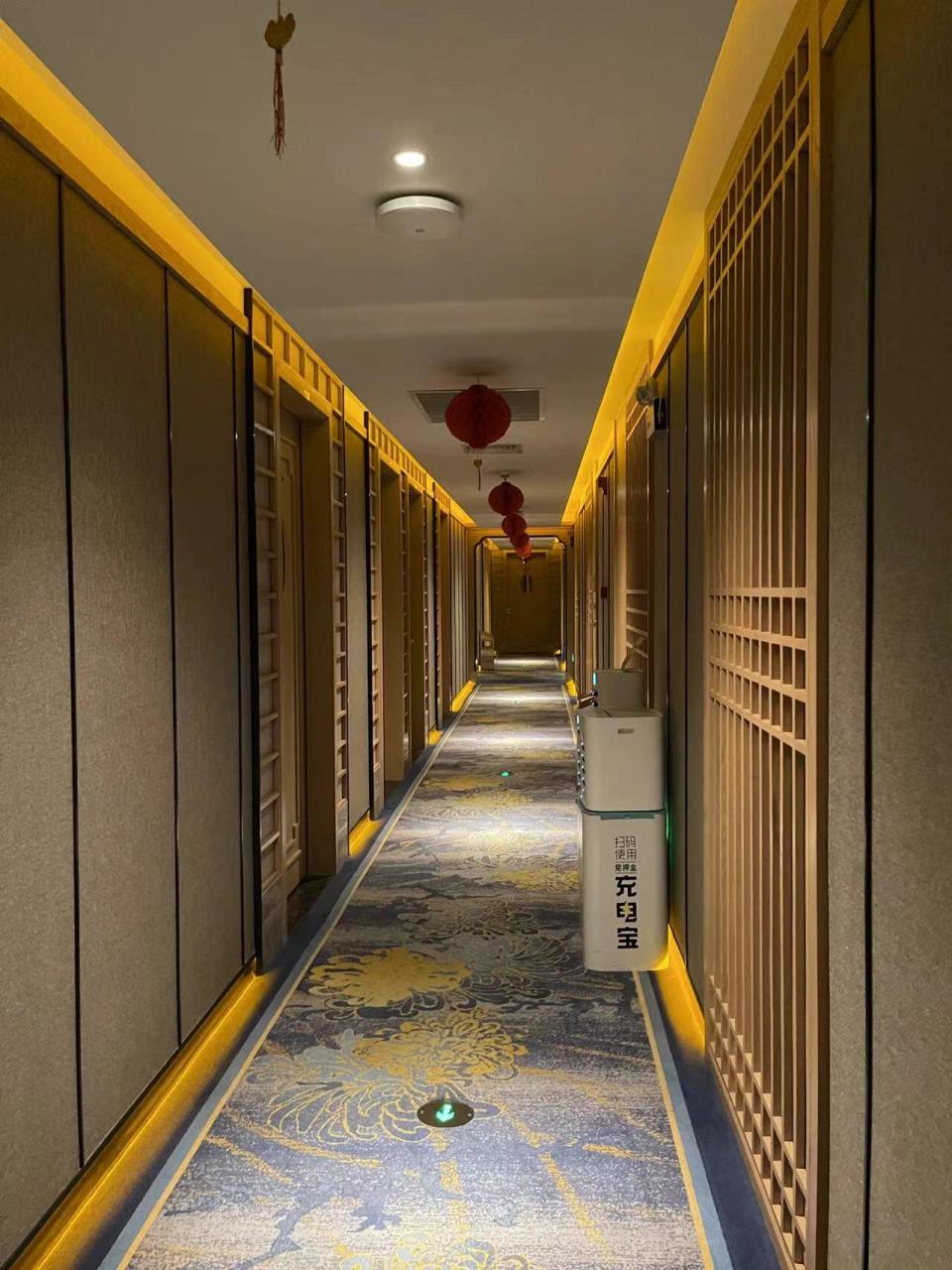 在罗湖东门 开了一家比较高档的水会,环境和服务真的是太赞了,在这里