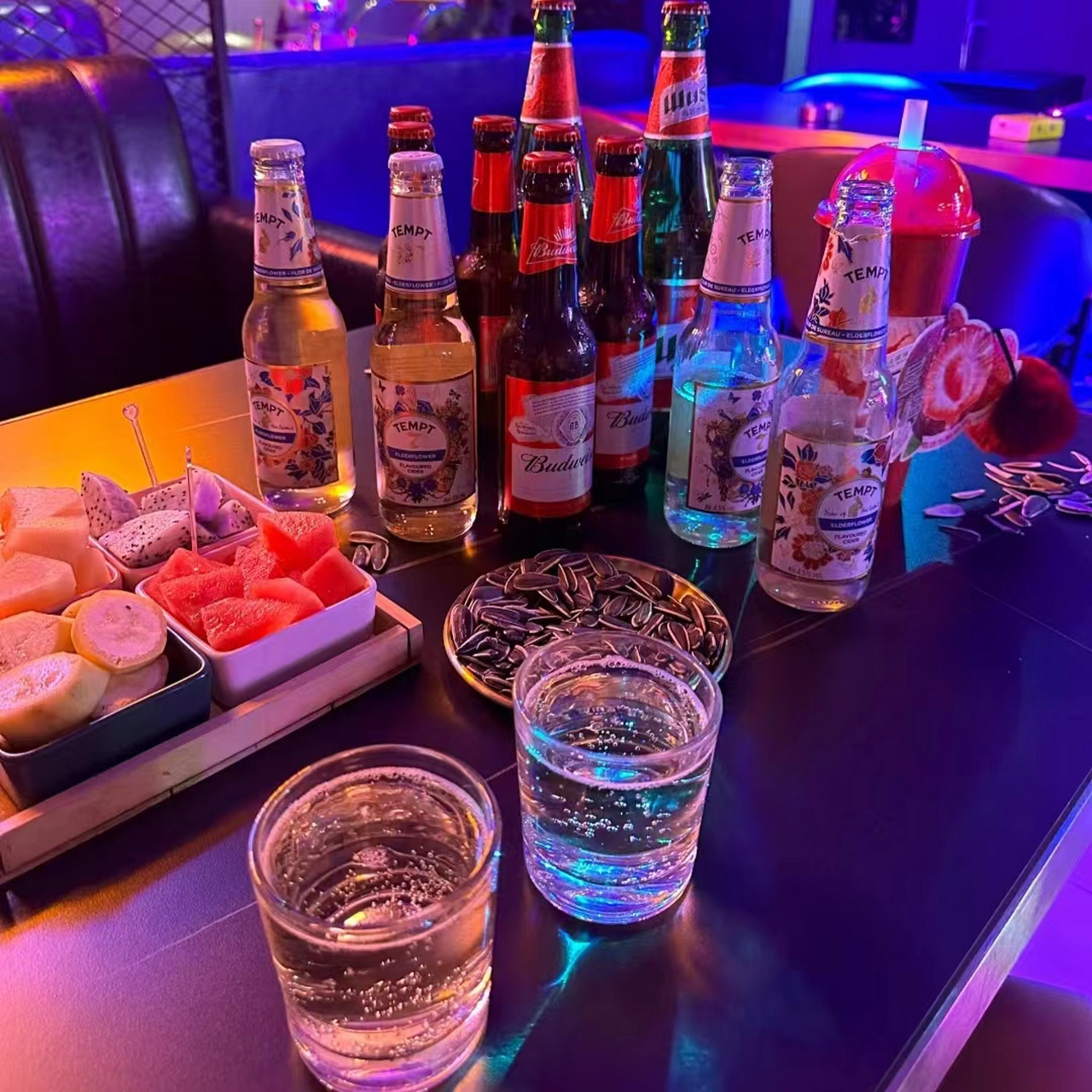 喝酒的图片真实照片 🍷夜色微醺,举杯邀明月,这杯酒,是故事与诗意的