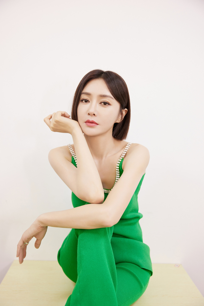 秦岚,飒爽短发搭配绿色背心头像组图