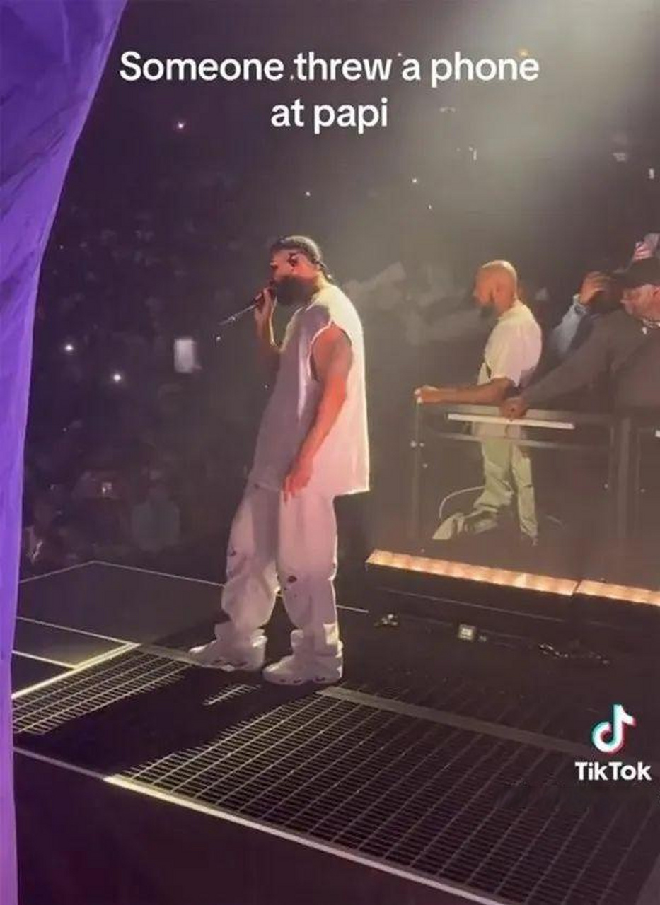 最近,加拿大流媒体天王"公鸭" drake 演唱会被粉丝扔手机,幸好没有砸