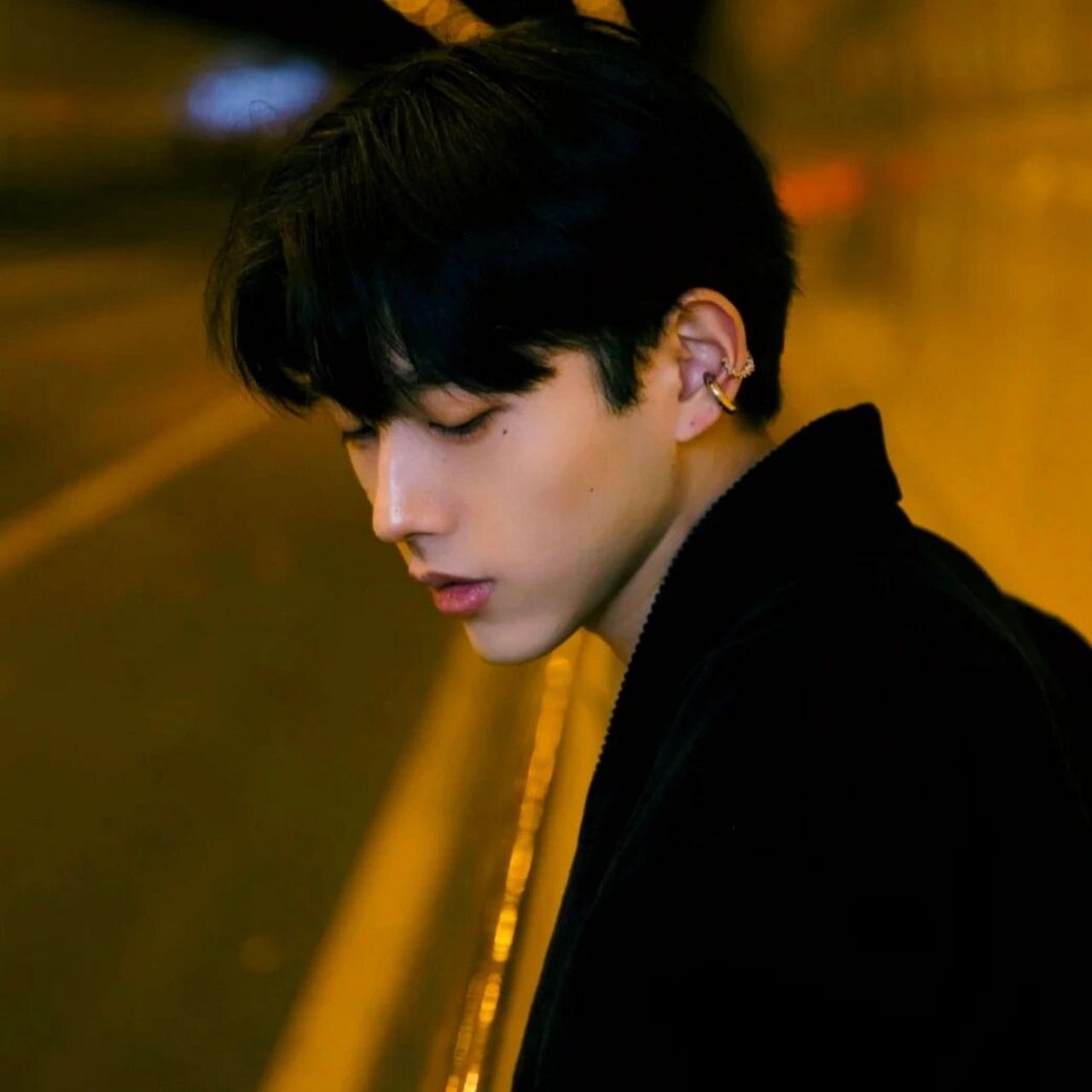 真人男生头像氛围感高级感侧面