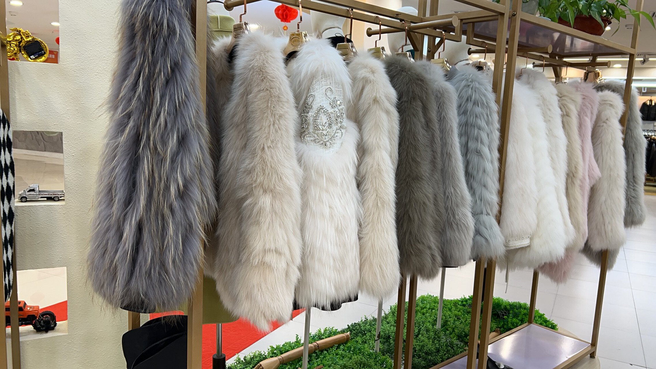 淄博周村皮草城 全场特价了,欢迎选购!