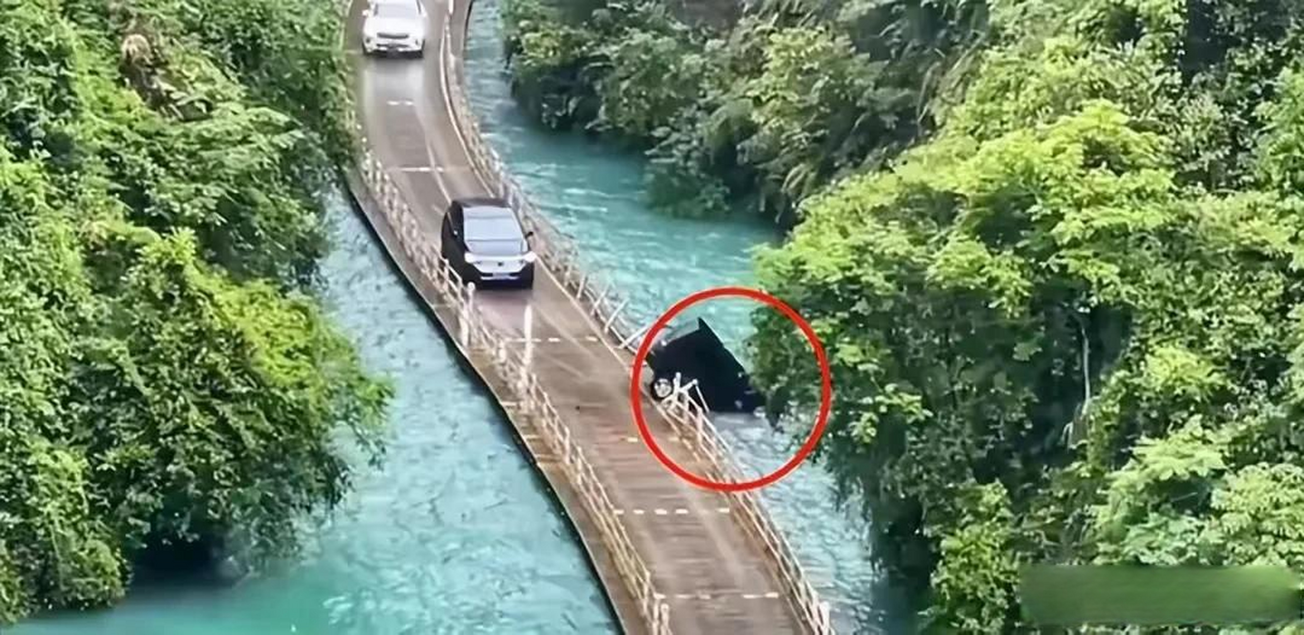 有人质疑湖北恩施网红浮桥车辆坠河事件中,后面两辆车应对不当.