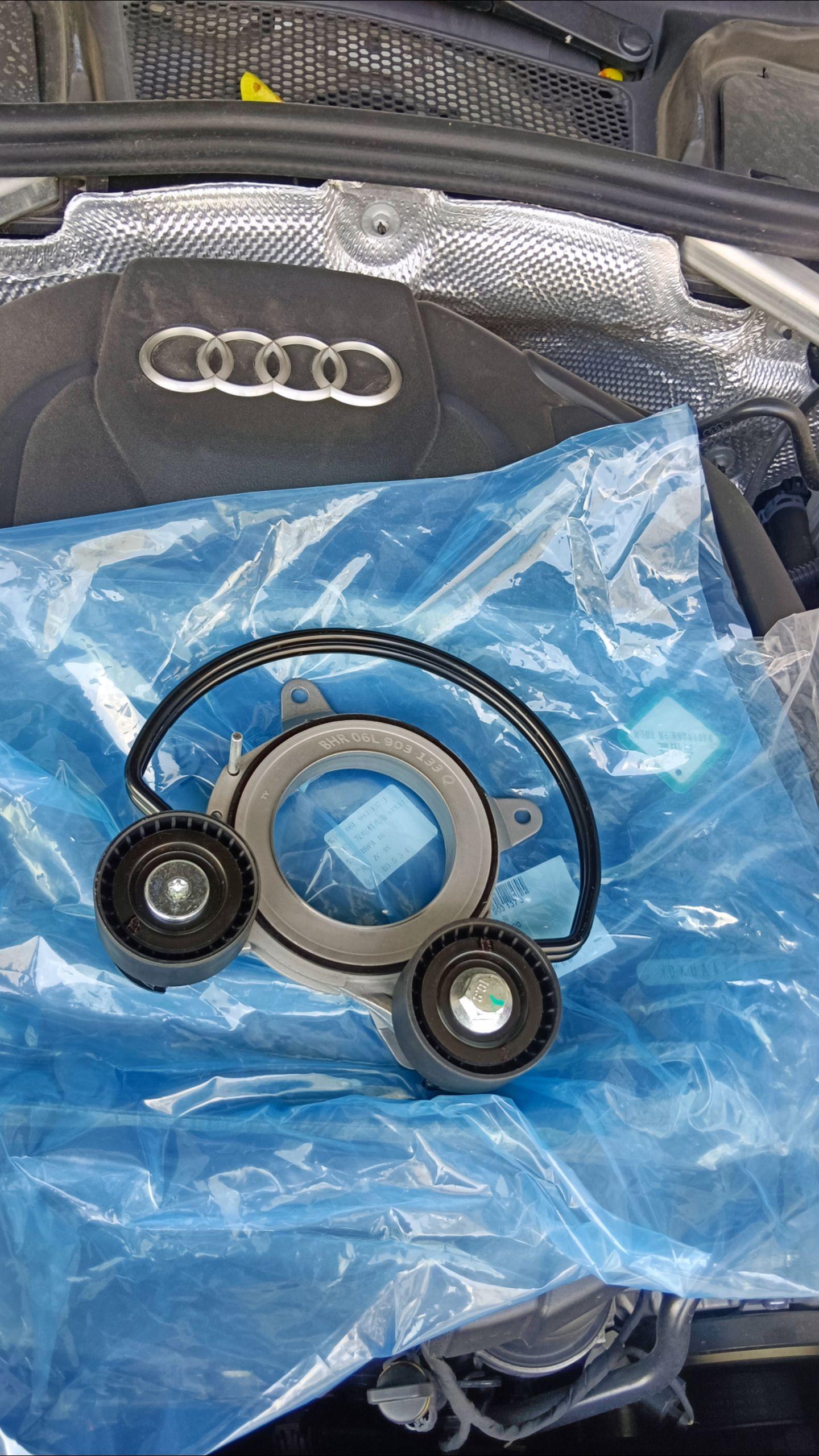 奥迪a4l 更换发电机压轮总成77发电机皮带