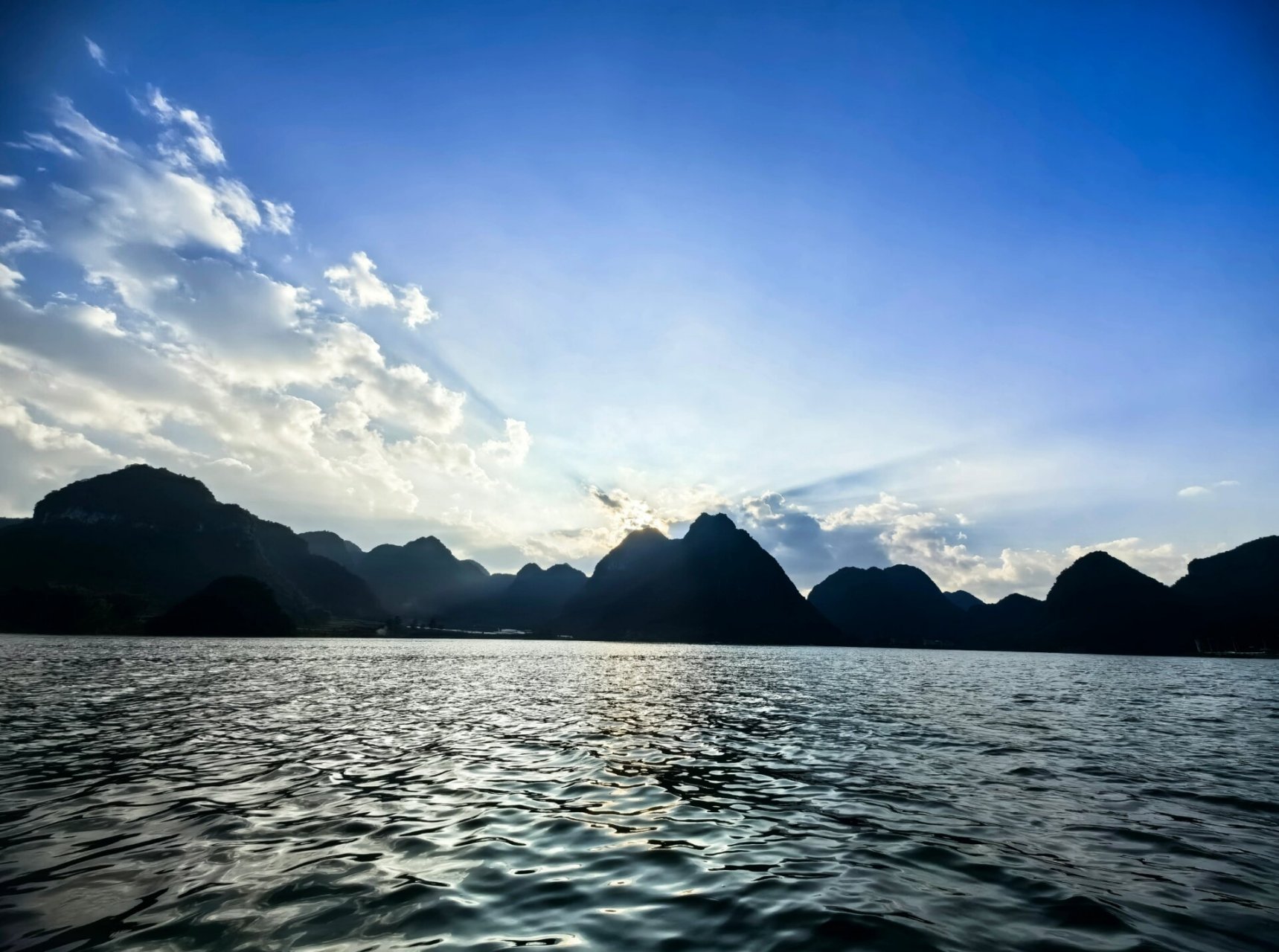 广西靖西渠洋湖坡谷汽车营地 号称最美汽营地    靖西渠洋湖坡谷汽车