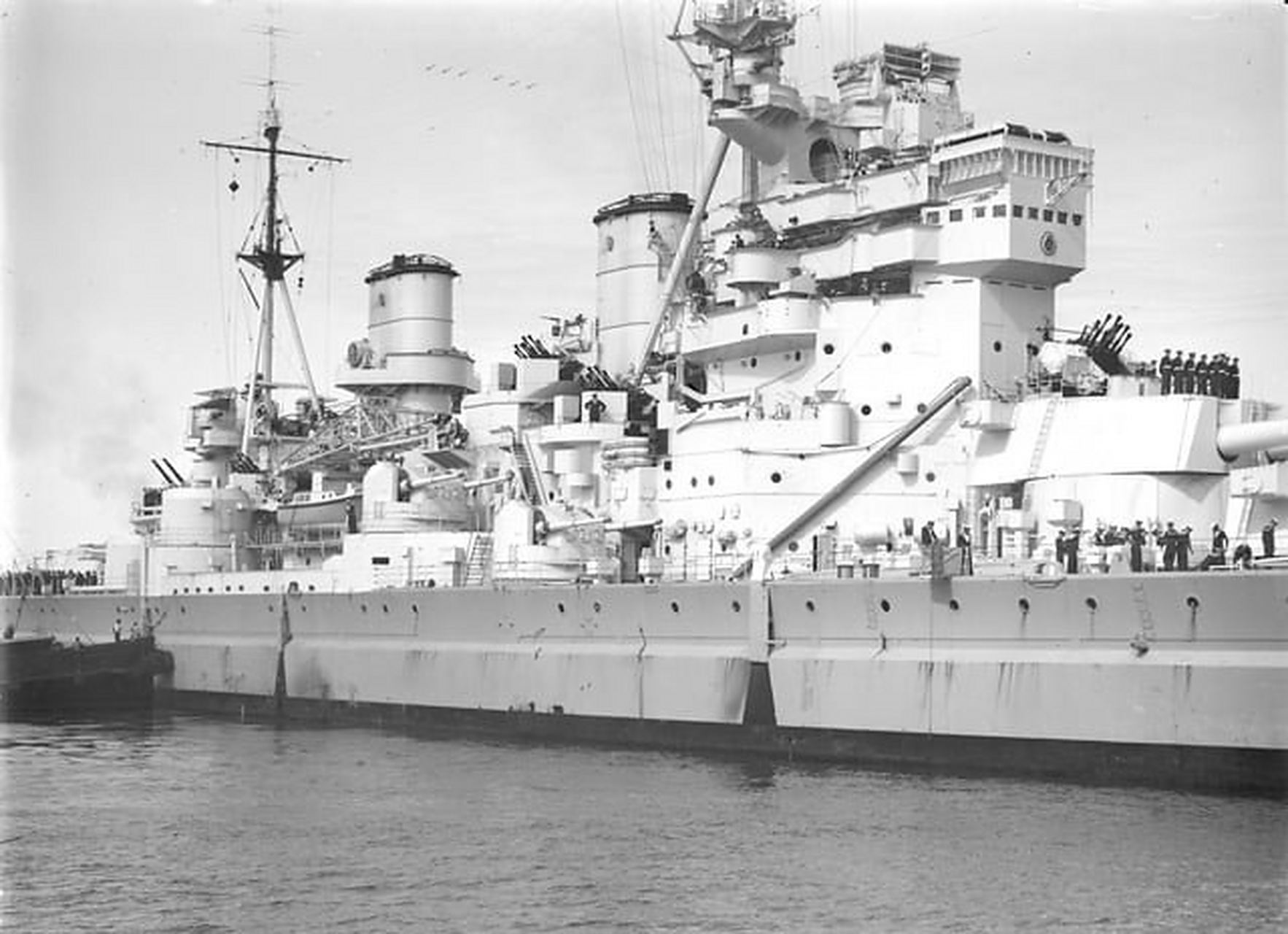 微博公开课# #趣聊军事圈# 英王乔治五世号战列舰的侧舷特写