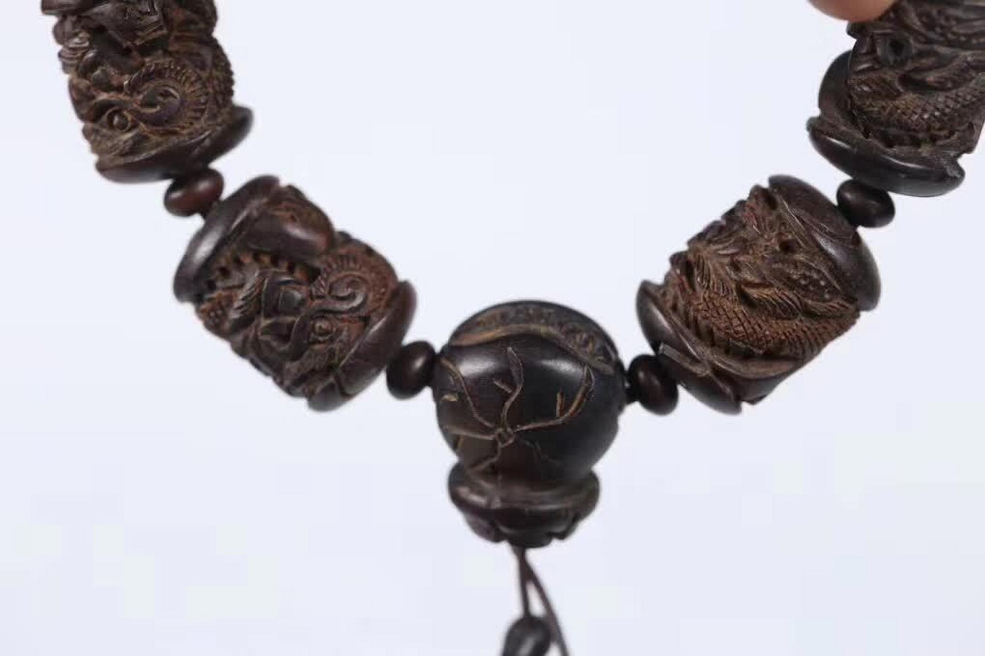 清代沉香雕龙纹手串,以其古朴典雅的姿态,静静地诉说着那个时代的辉煌