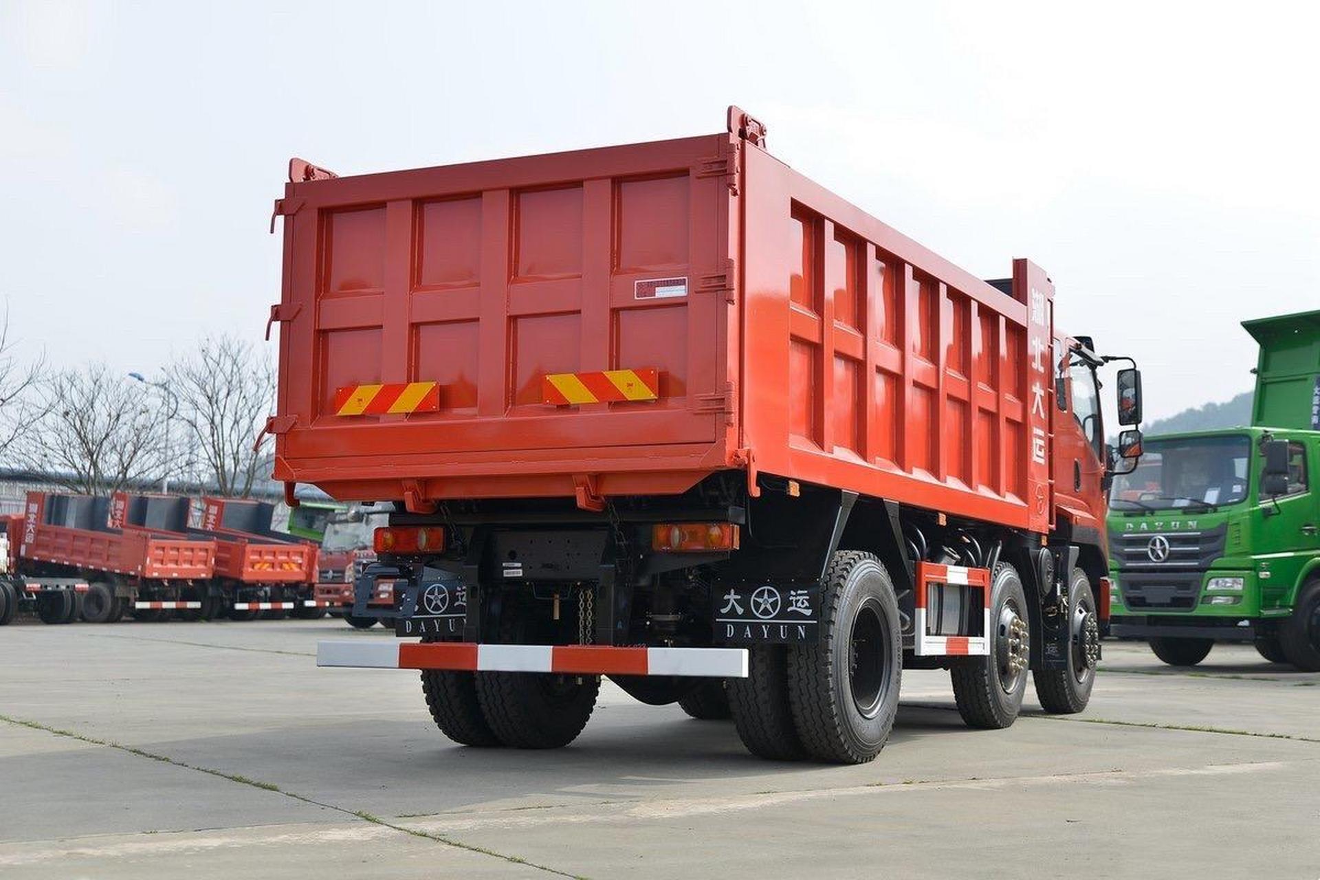 大运致胜三轴自卸车.