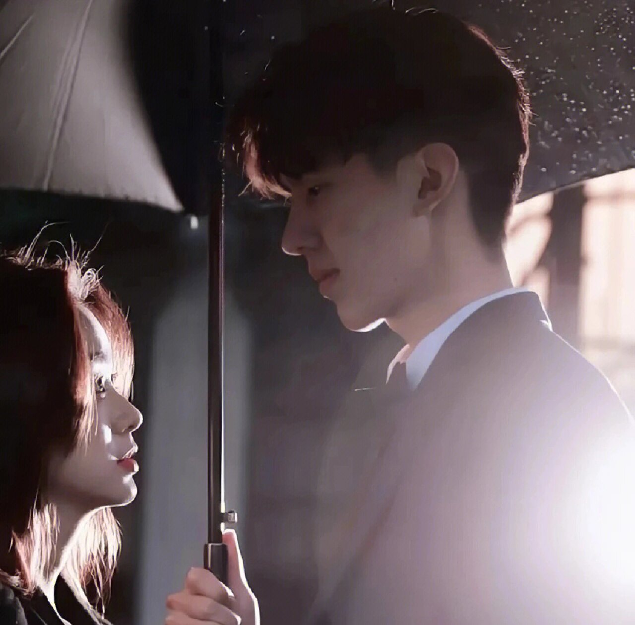 撑伞小众情侣头像双人氛围感