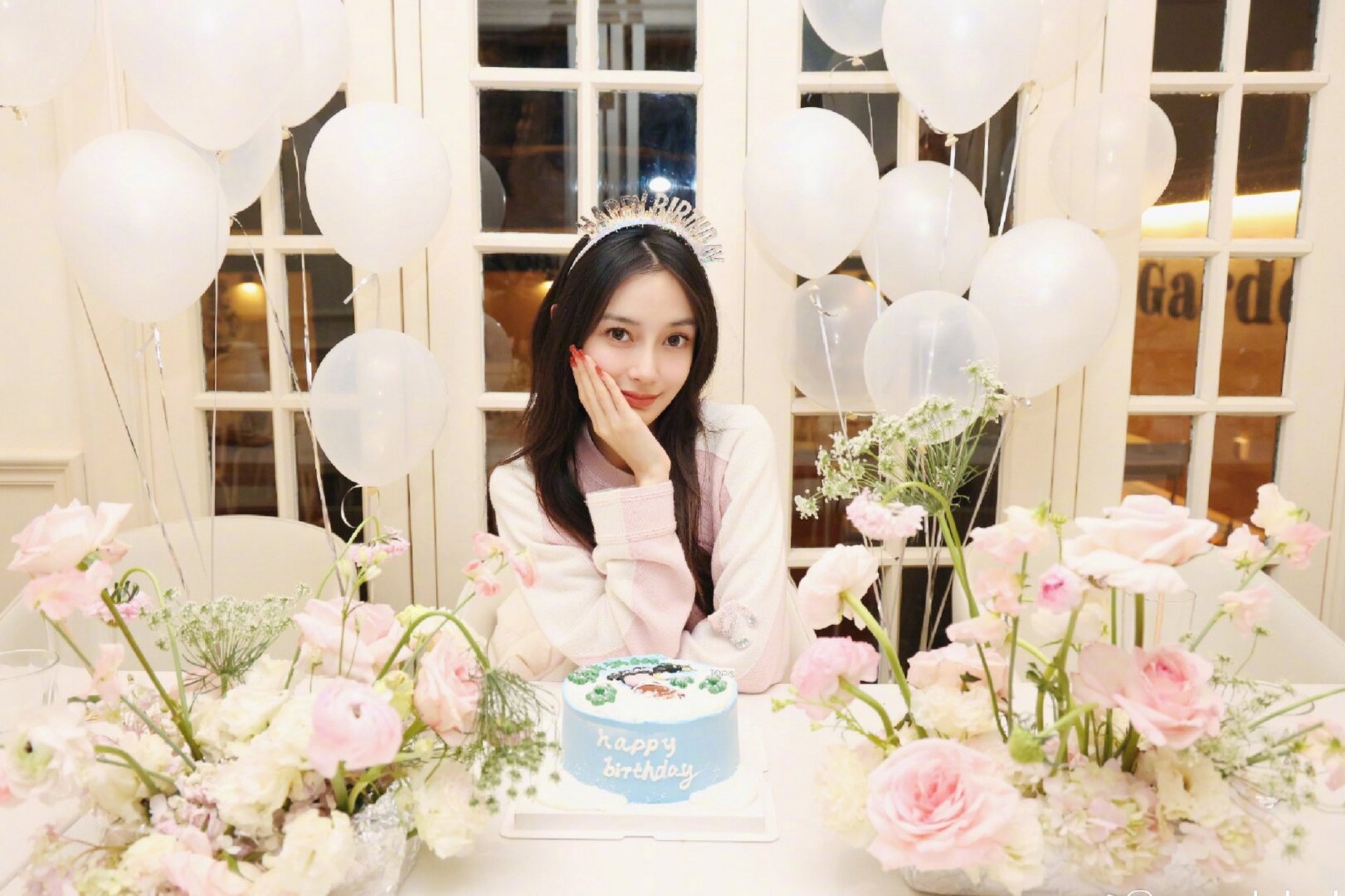 angelababy生日晒全家福,小海绵首次出镜!挺有晓明哥的影子的!