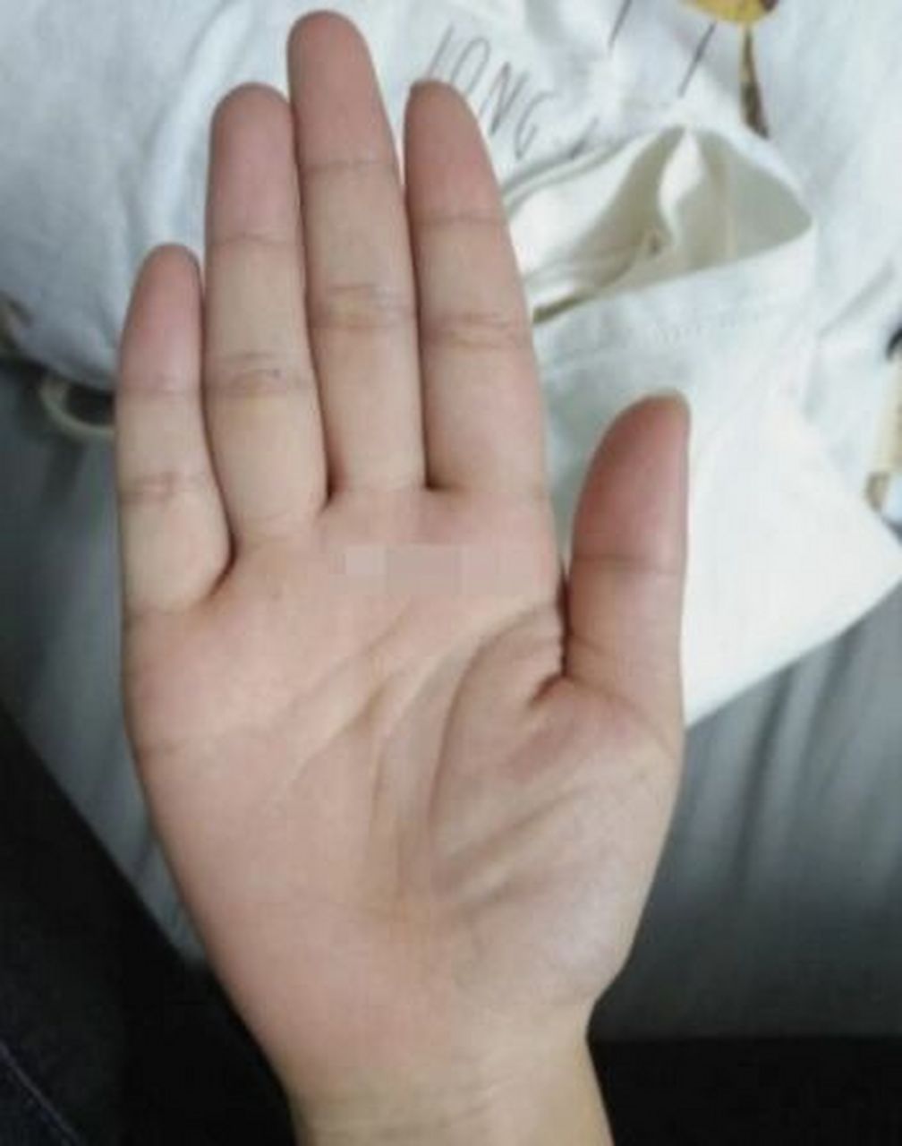 缘主智慧线分叉形成的双重智慧线,说明你不仅聪明伶俐,而且有涉足到两