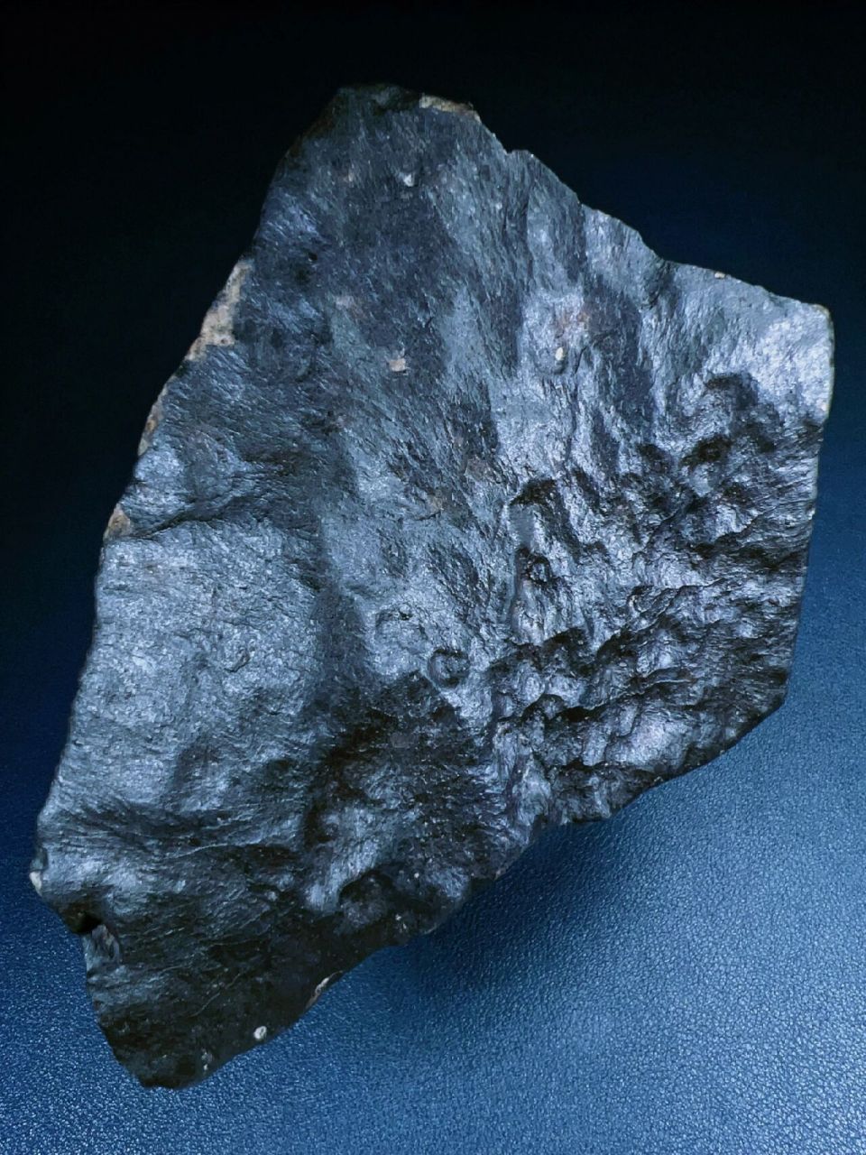 新鲜熔壳高度定向陨石 高度定向球粒陨石,重量1007克, 熔壳表面分布
