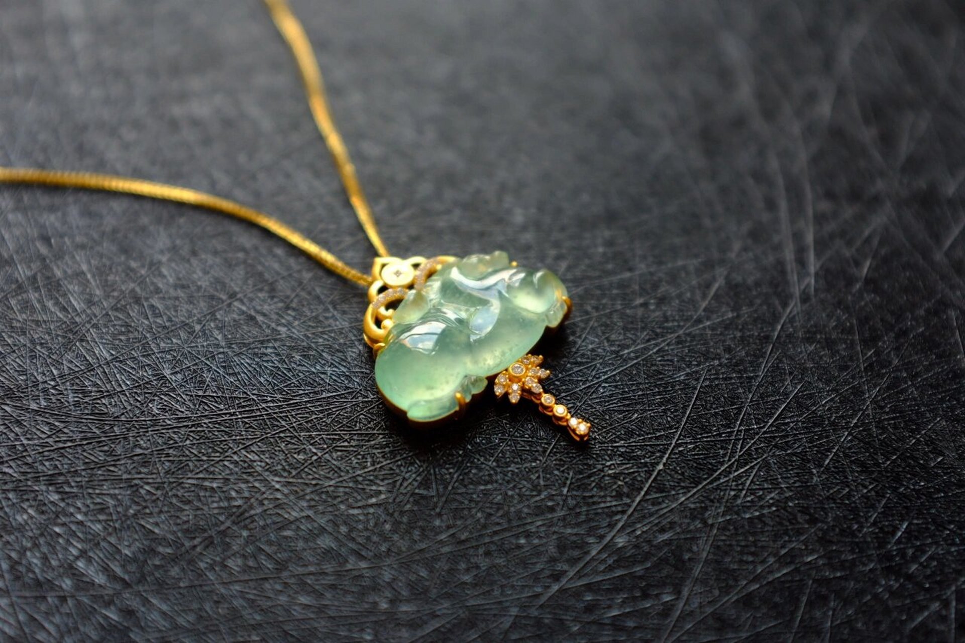 翡翠小唐马吊坠镶嵌好了 肥嘟嘟的小唐马镶嵌好了,寓意马上有钱效果还