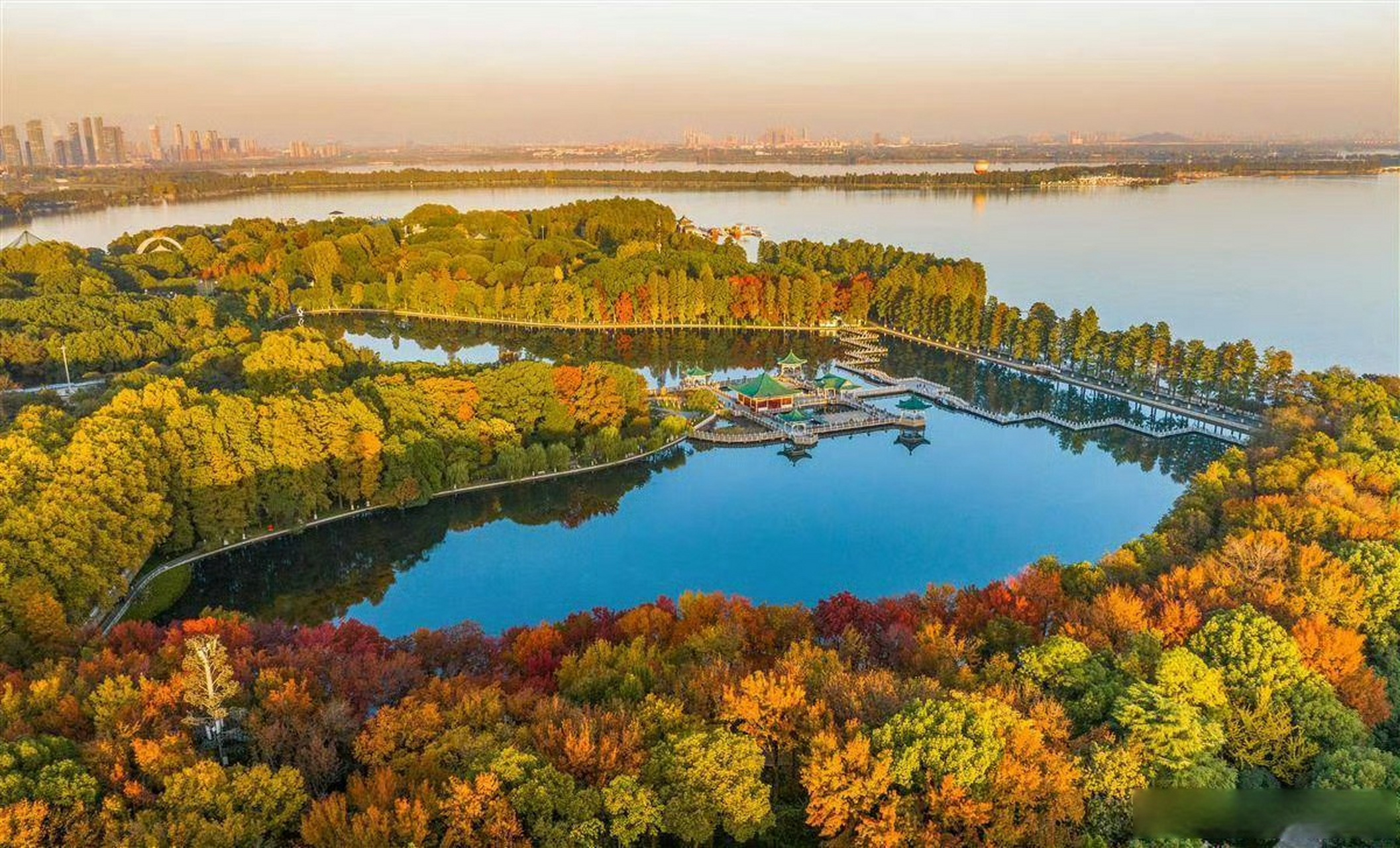 打卡武汉初冬美景#【初冬东湖斑斓如画】11月20日,武汉东湖风景遣层