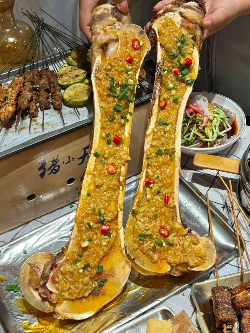 在武汉!到底谁发明的炭烤牛骨髓啊!! #本地人爱吃的店# #武汉美食# #