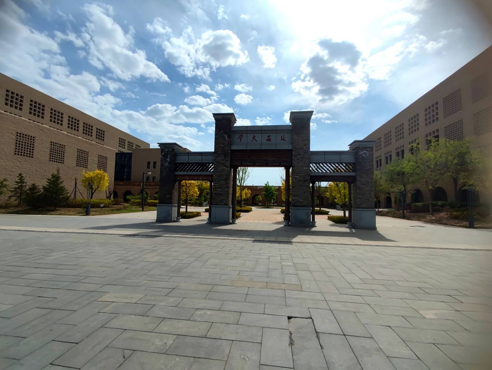 别人家的大学     延安大学新校区 不光是校园大 延大新校区确实美