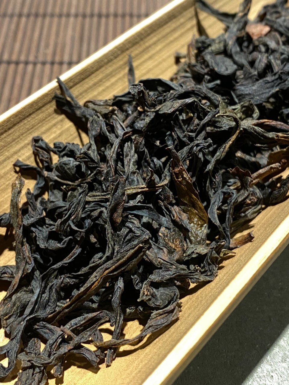 武夷岩茶属半发酵茶类,原产福建,茶树品种独特,攀岩而生长.
