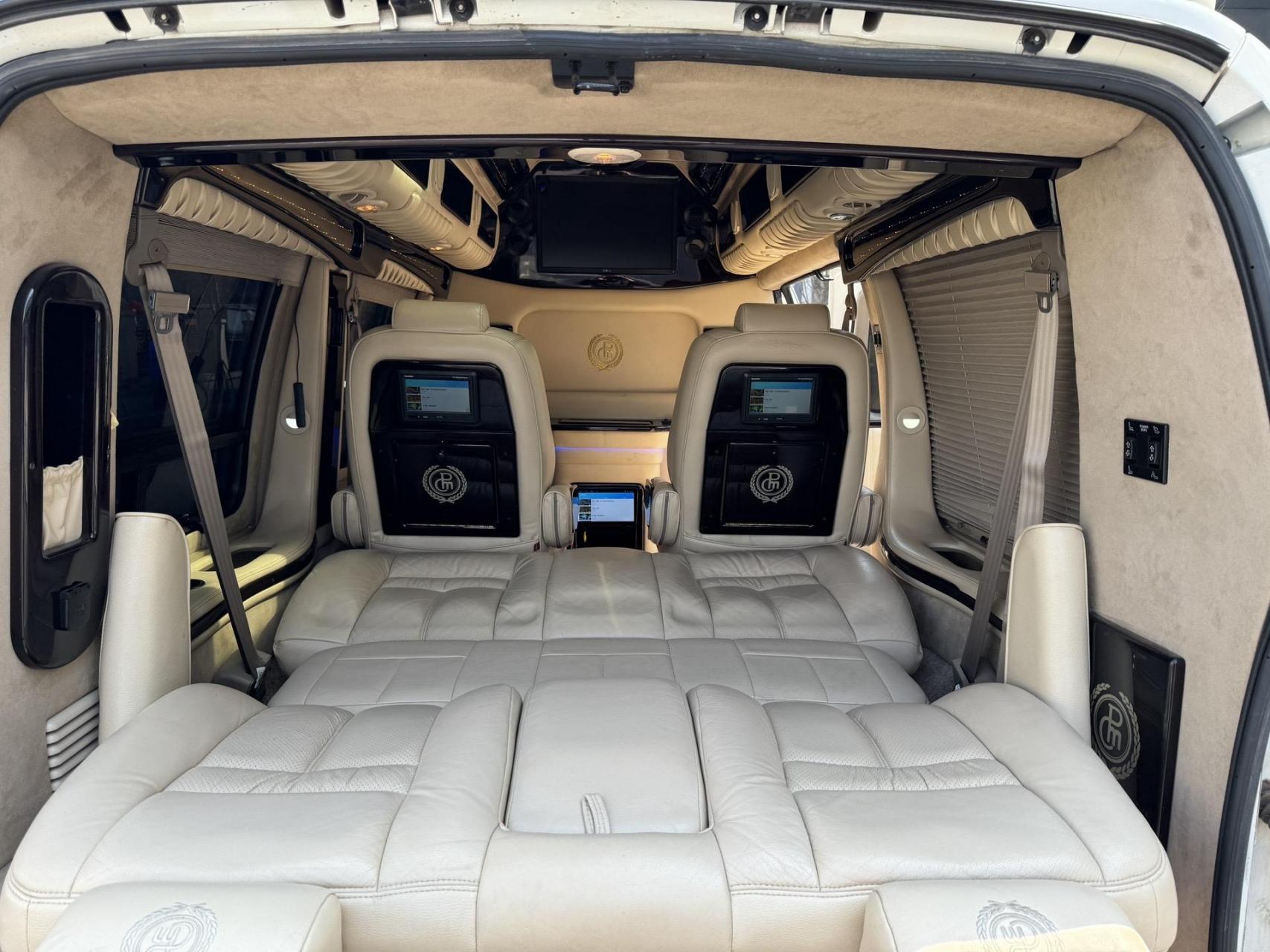 gmc保姆车.2011年 gmc  v8 5.