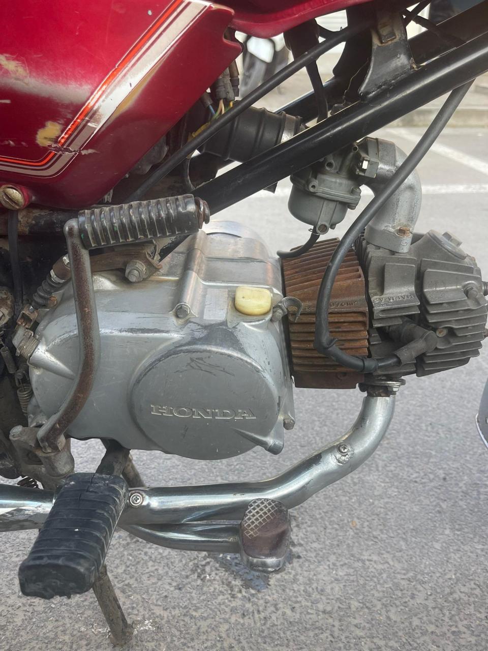 本田鹰仔100 破车一台 原装发动机 原装化油器 缸头 中缸 排气 座包