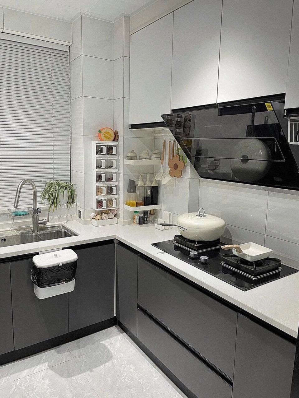 厨房到底选深色还是浅色,建议大家地柜选深 厨房到底选深色还是浅色,