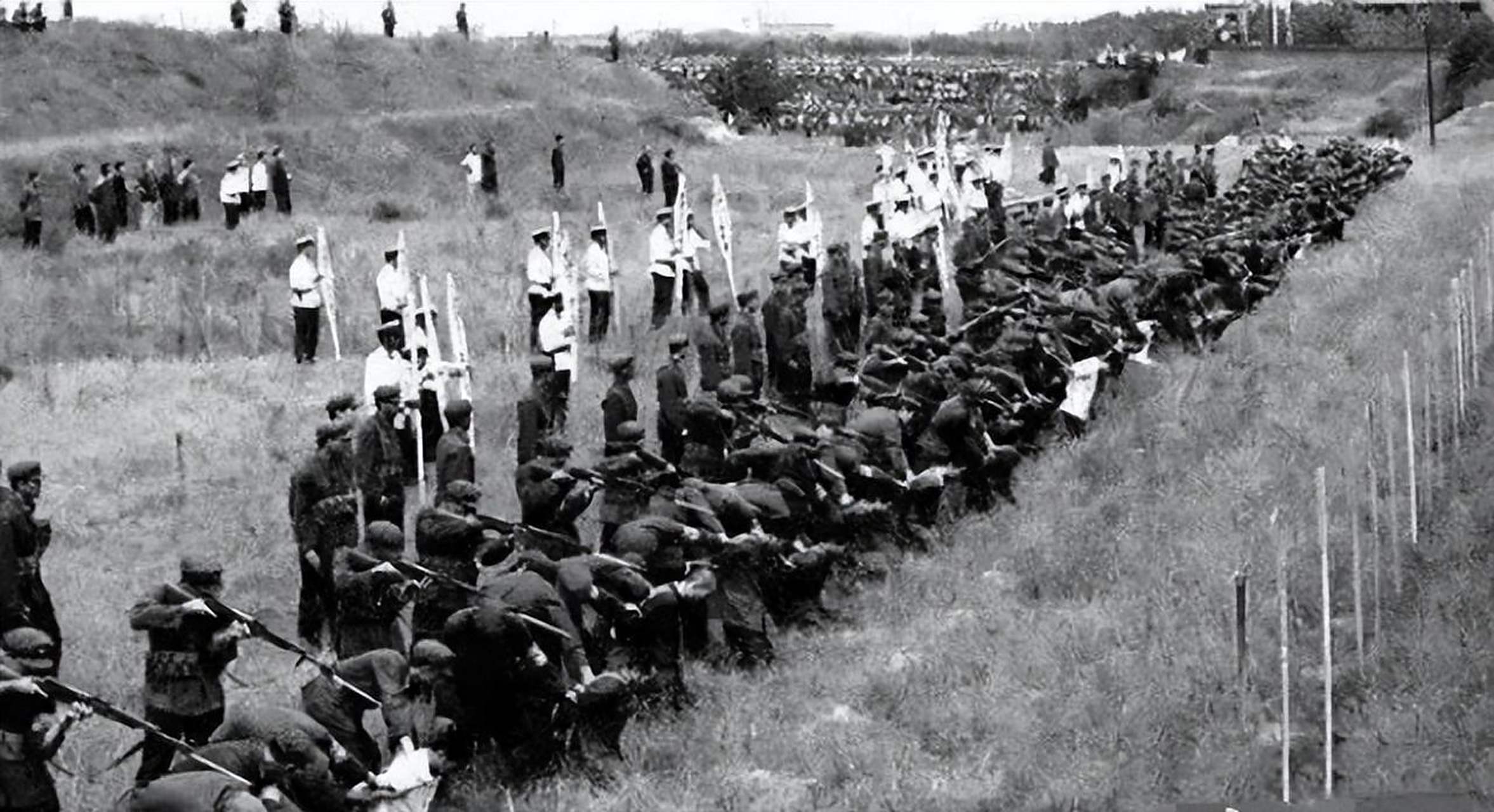 1983年,严打期间枪毙死刑犯的真实场景.