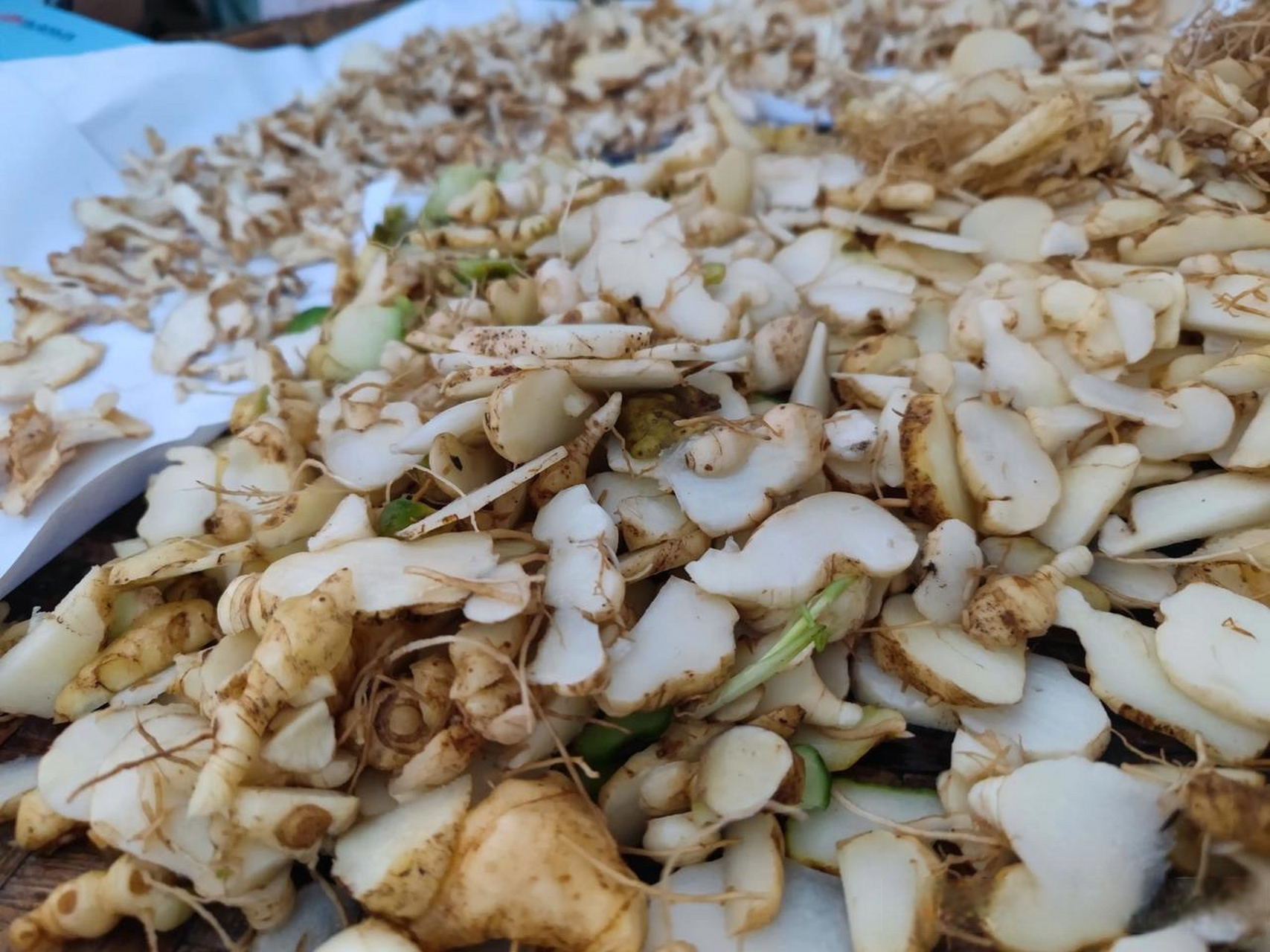 嘻嘻,黄精切片晒干中,晒干就好保存了,晒干之后是真缩水.